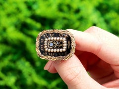 Antica spilla da lutto in smalto e perle di mare in oro giallo 12k, 1835 circa