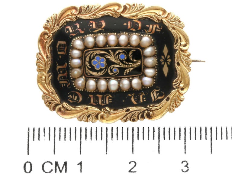 Antique Enamel and Seed Pearl 12k Yellow Gold Mourning Brooch, circa 1835 For Sale 2