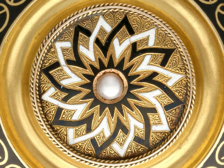Antique Enamel and Seed Pearl Yellow Gold Mourning Brooch In Excellent Condition For Sale In Jesmond, Newcastle Upon Tyne
