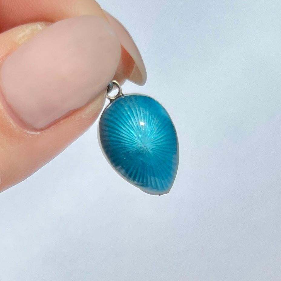 This stunning pendant is a glossy silver egg coated in gorgeous blue enamel. The gold egg is textured which gives the enamel the gorgeous glistening effect. 

Top To Bottom Inc Loop: 21mm 

Weight: 2.3g