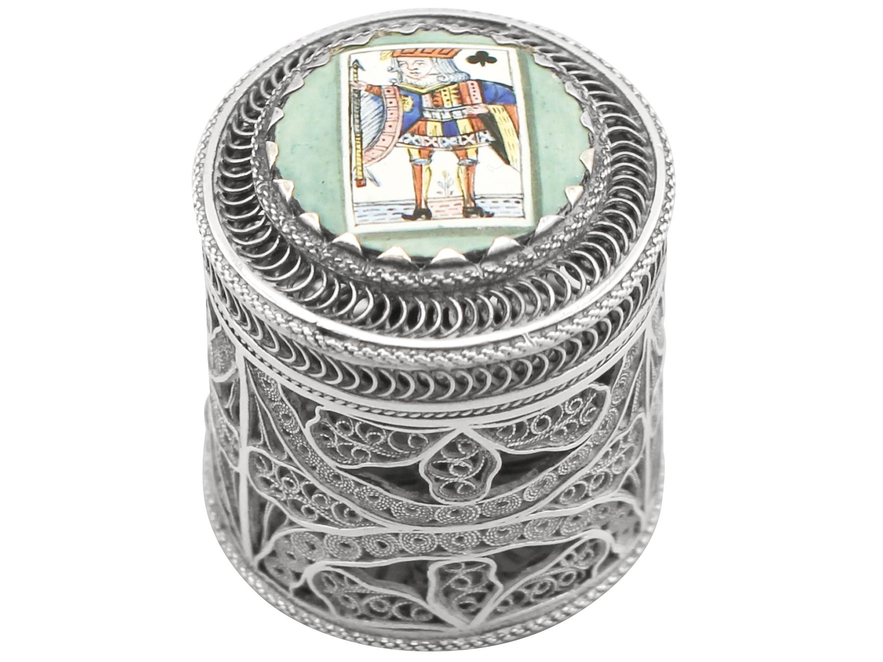 Un'eccezionale, raffinata e impressionante scatola antica in filigrana d'argento e smalto; un'aggiunta alla nostra collezione di ornamenti in argento.

Questa eccezionale scatola d'argento antica in controfiligrana ha una forma cilindrica.

La