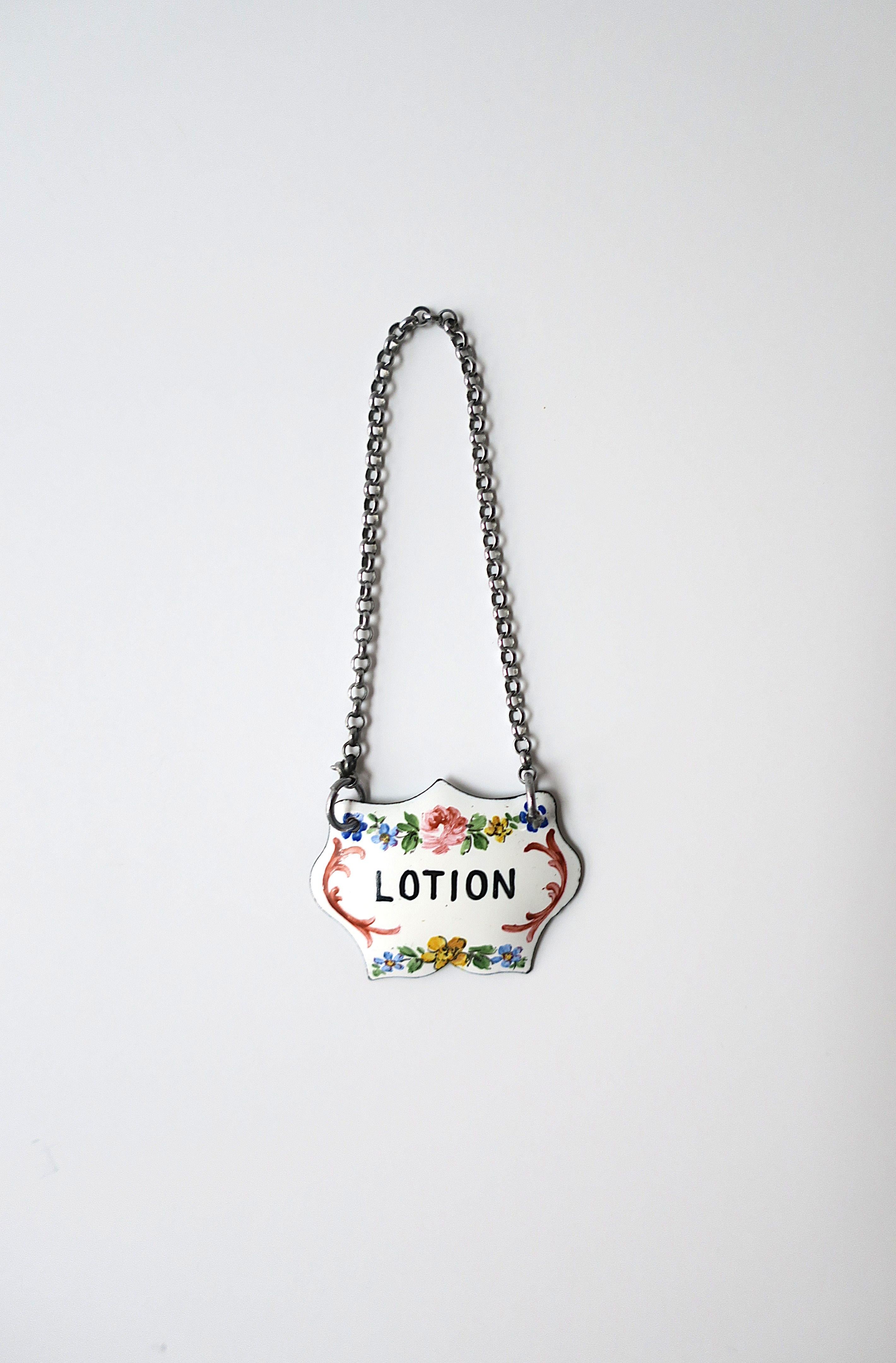 *Trois (3) disponibles, chacun vendu séparément, comme indiqué dans la liste. 

Belle étiquette de bouteille de vanité 'Lotion' en porcelaine émaillée et métal, dans le style Rococo, vers la fin du 19ème siècle, Europe. Fabriqué en Europe