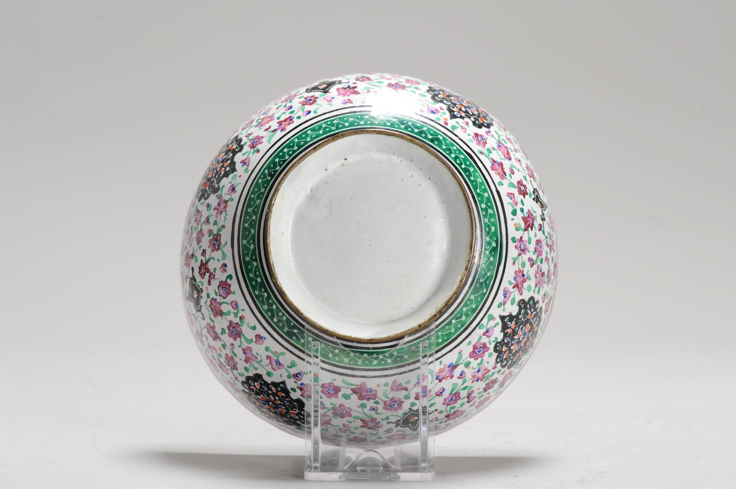 Un pezzo molto ben fatto con colori bellissimi. Fiori e uccelli in rosso.

Informazioni aggiuntive:
Materiale: Bronzo e Cloisonne
Regione di origine: Sud Est Asiatico
Periodo: ca. 1900
Condit: Segni dell'età, come usura e pezzi di smalto
