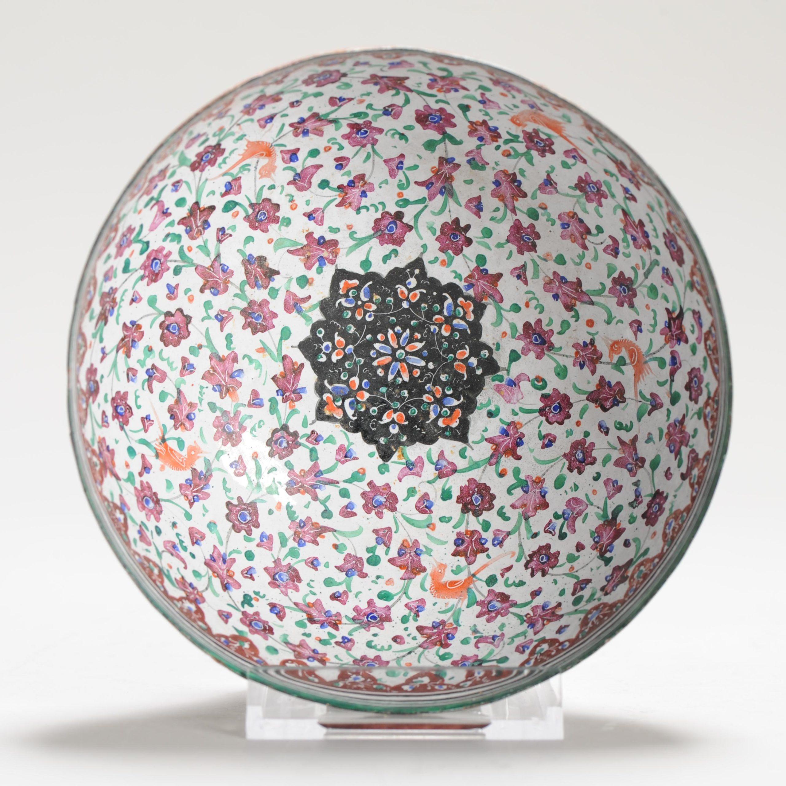 Asiatico Antica ciotola persiana smaltata in bronzo/rame con fiori e uccelli policromi, 1900 ca. in vendita