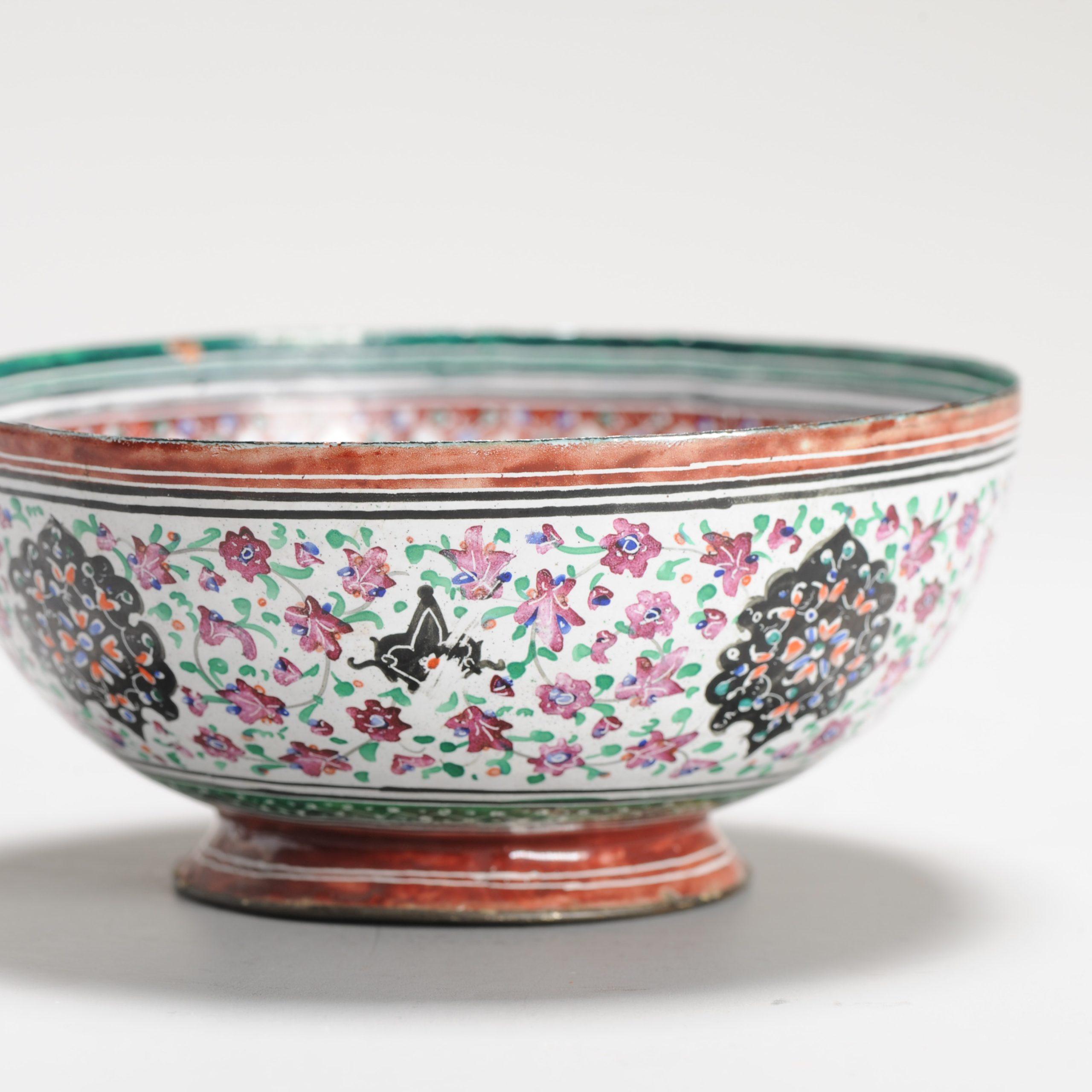 Cloisonné Antica ciotola persiana smaltata in bronzo/rame con fiori e uccelli policromi, 1900 ca. in vendita