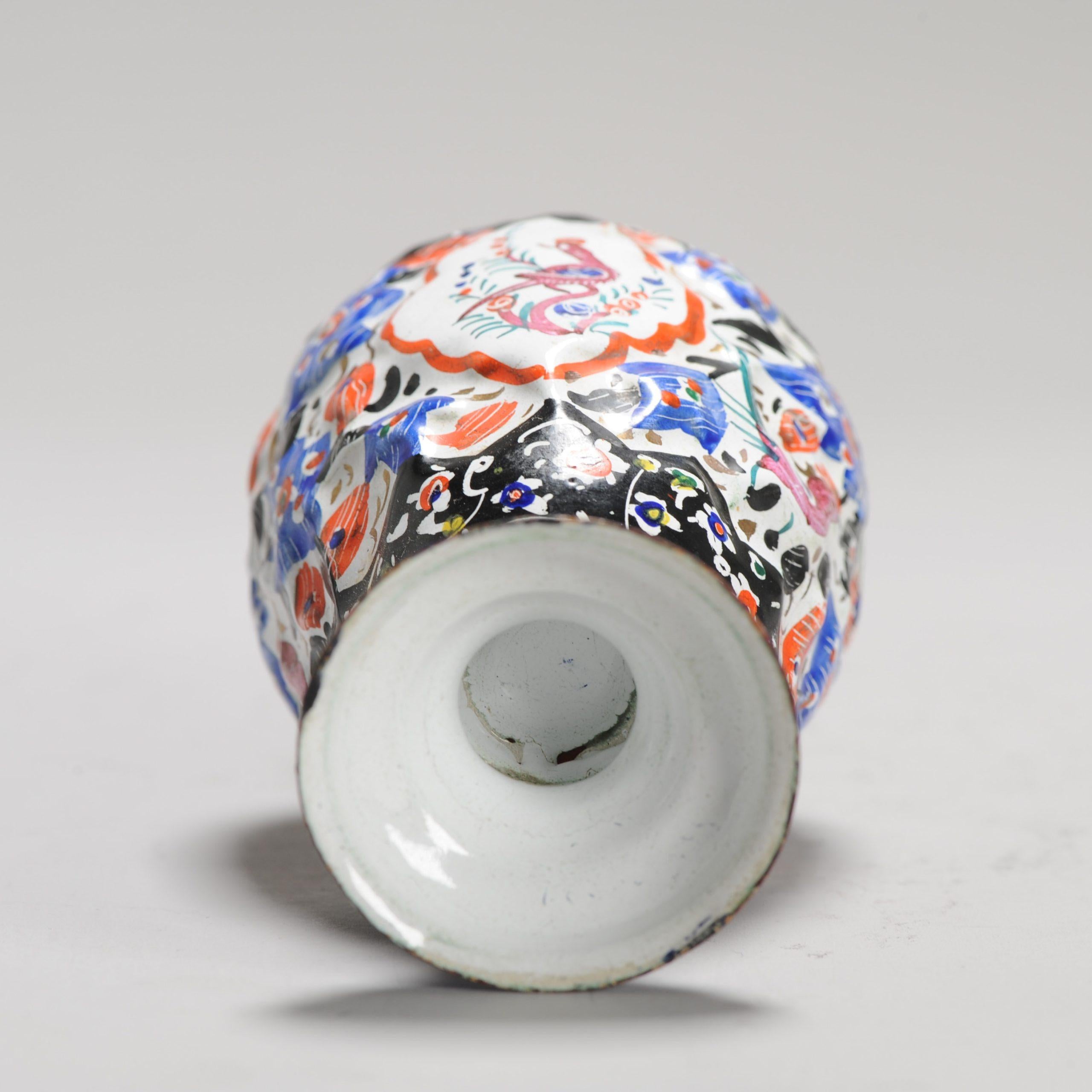 Una pieza muy bien hecha y con bellos colores. Flores y pájaros.

Más información:
Material: Bronce, Cloisonné y Metal
Periodo: hacia 1900
Estado: Algunos signos mínimos de la edad, como el desgaste y pequeñas faltas de esmalte.
Dimensión: 13 H cm