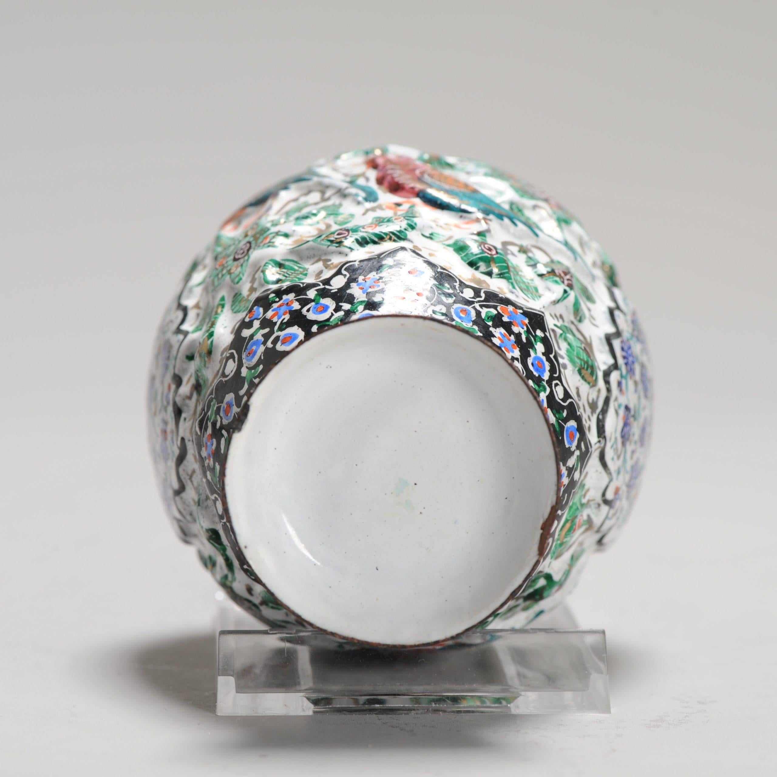 Cloisonné Antico vaso smaltato in bronzo/rame persiano Fiori Uccelli Policromi, 1900 ca. in vendita