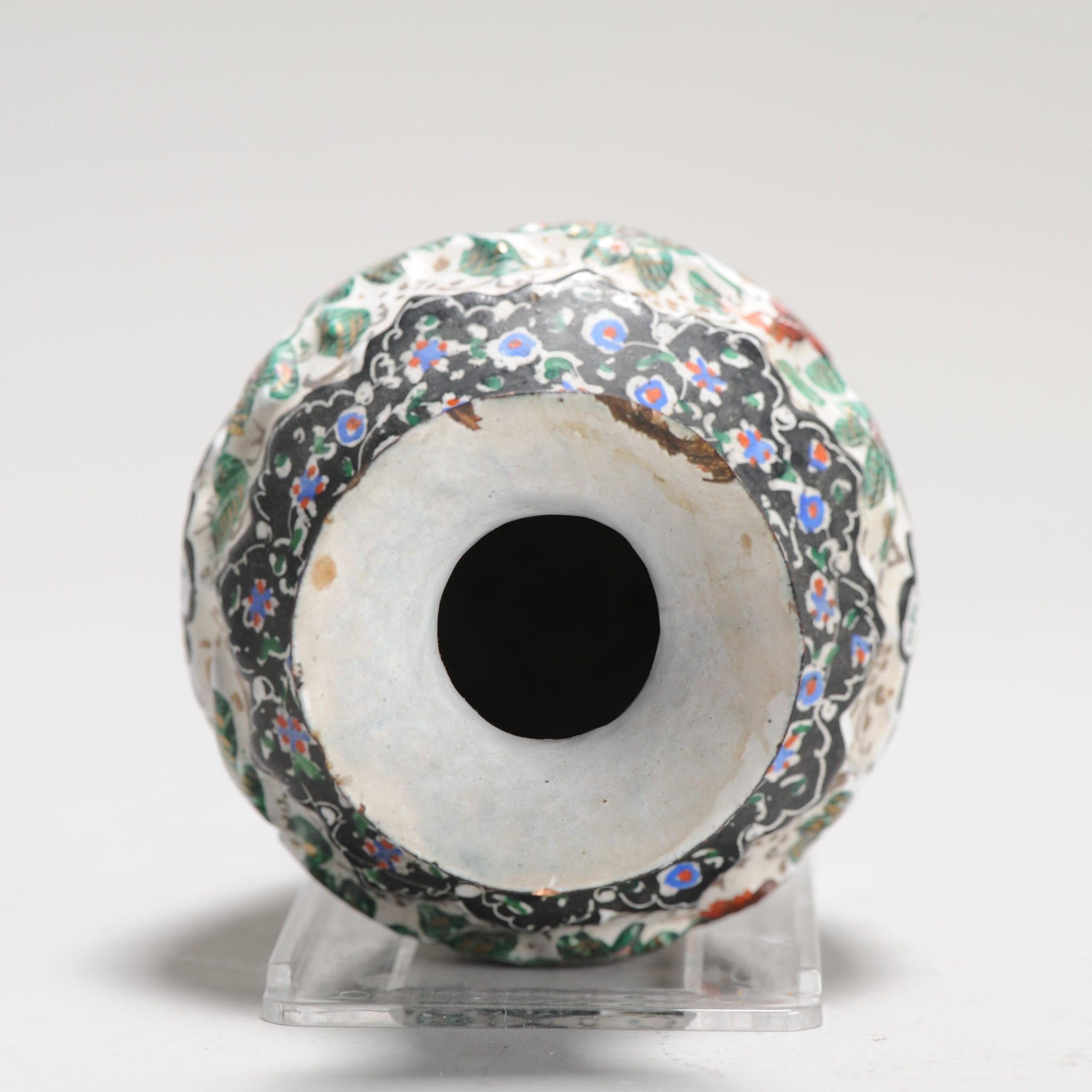 Antico vaso smaltato in bronzo/rame persiano Fiori Uccelli Policromi, 1900 ca. In condizioni buone in vendita a Amsterdam, Noord Holland