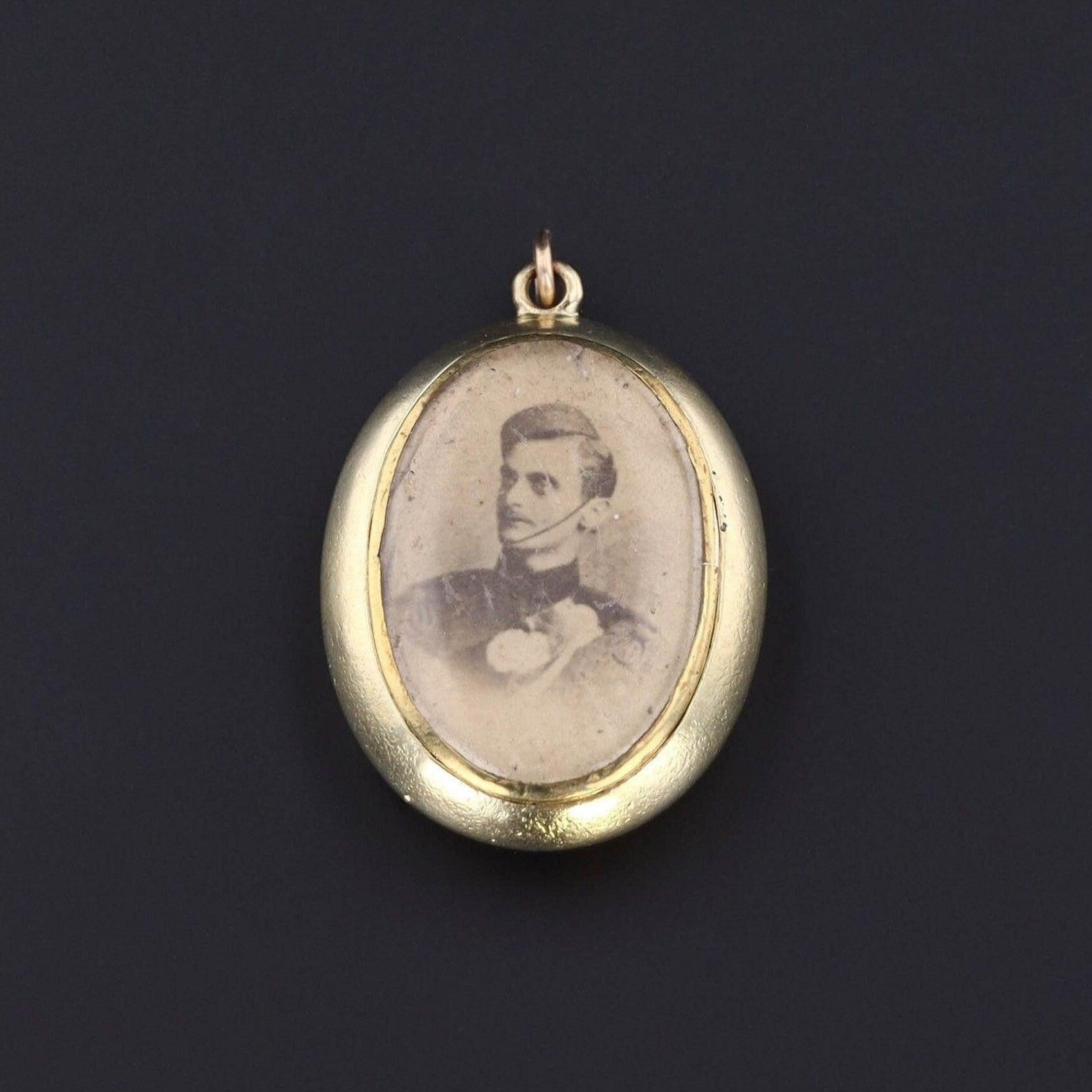 Pendentif photo victorien représentant une ceinture ou une boucle symbolisant l'éternité, la fidélité et la loyauté.

Cette pièce ancienne (vers 1870-1900) est en or 14k avec un motif de ceinture en émail bleu sur le devant et un compartiment en