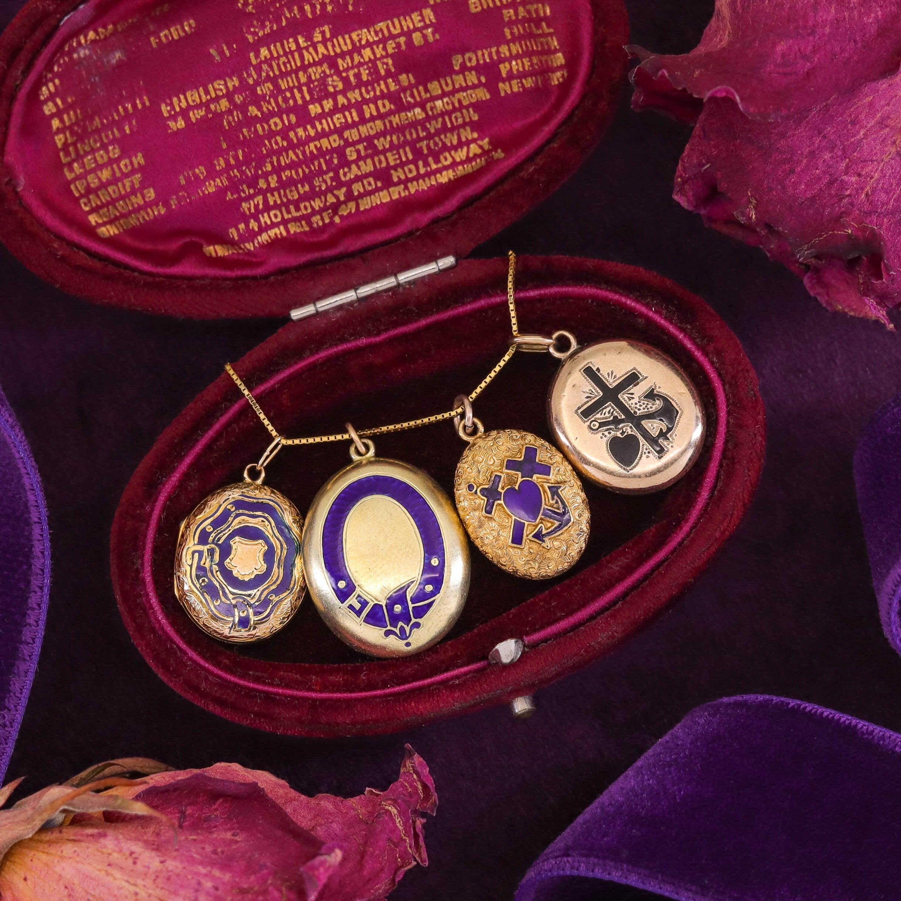 Pendentif boucle en émail ancien en or 14k Bon état - En vente à Lewisburg, PA