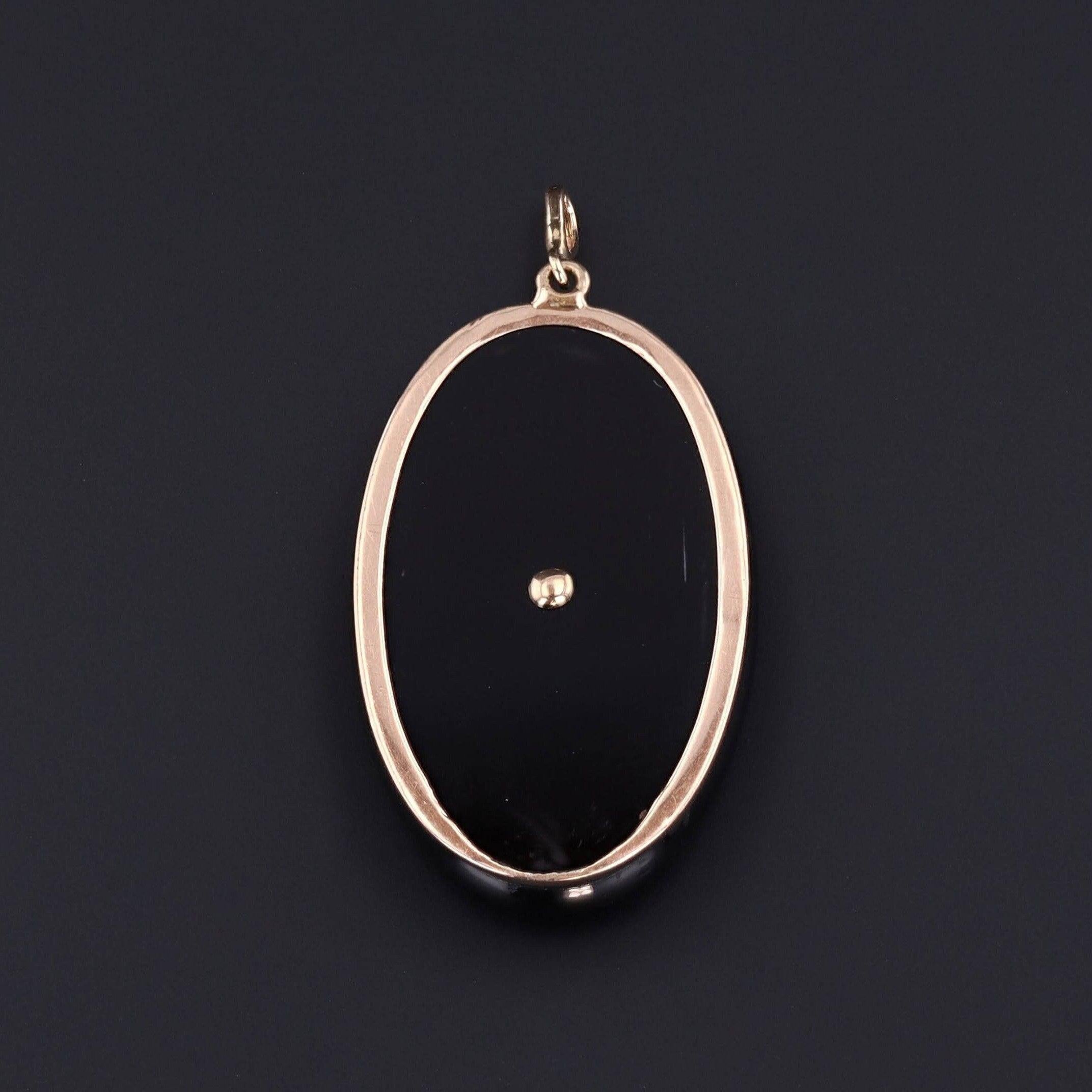 Ce charmant pendentif en forme de papillon et d'onyx ajoutera une touche de charme fantaisiste à n'importe quelle tenue !

Le pendentif en or 14k présente un papillon en or aux ailes chatoyantes en émail bleu et jaune, serti sur de l'onyx et monté