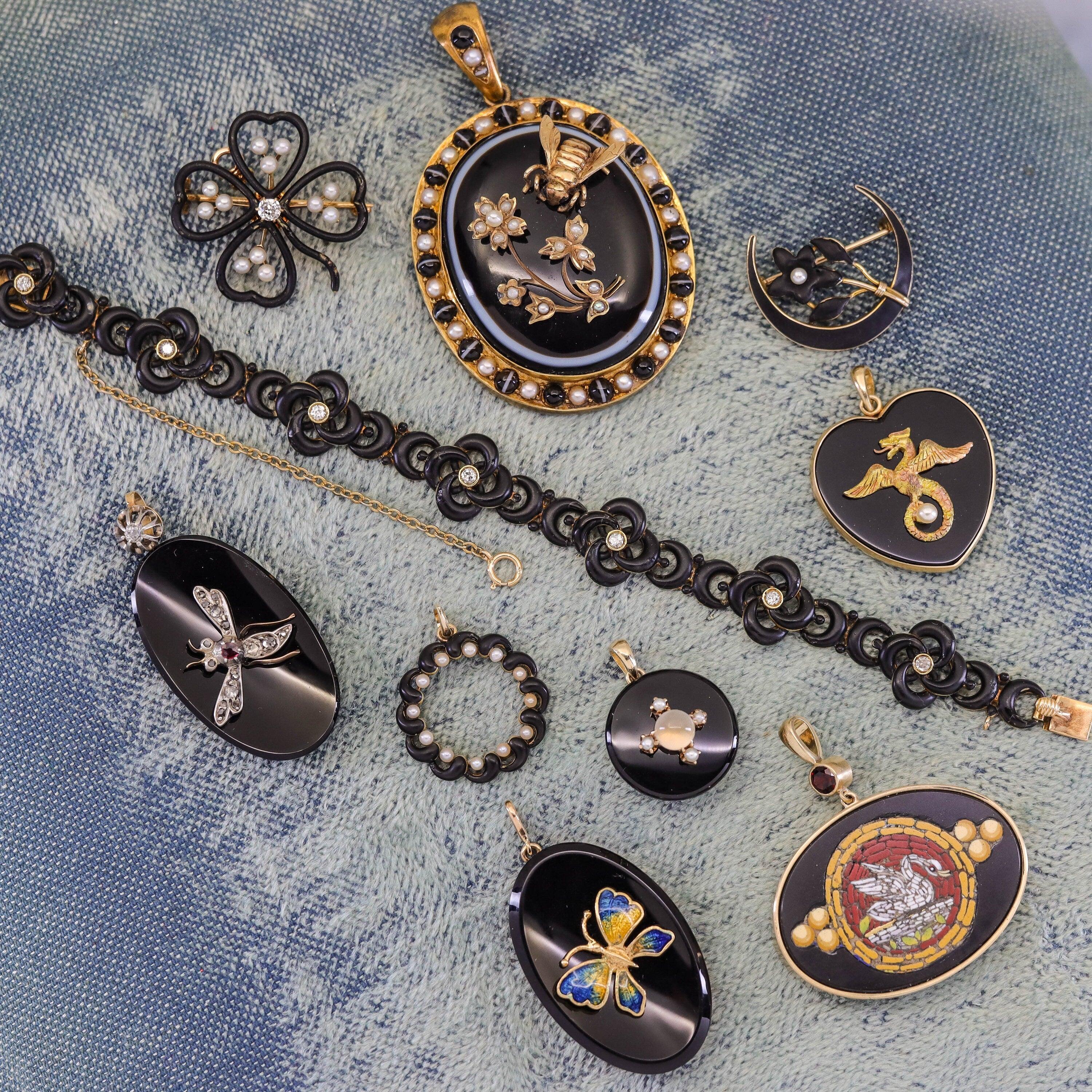 Taille ovale Pendentif papillon ancien en émail sur onyx en or 14 carats en vente