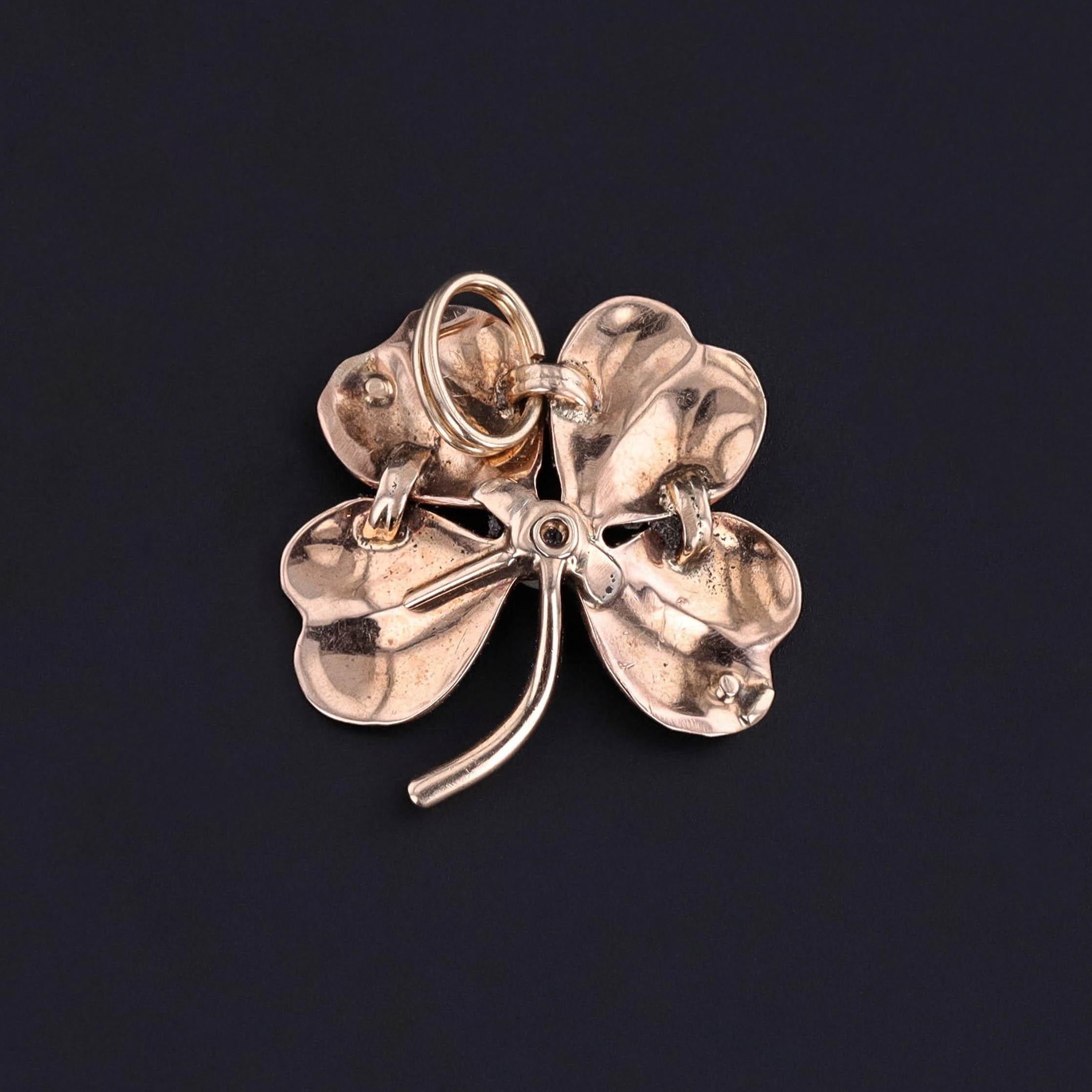 Perlina Ciondolo a forma di trifoglio in smalto antico in oro 14k in vendita