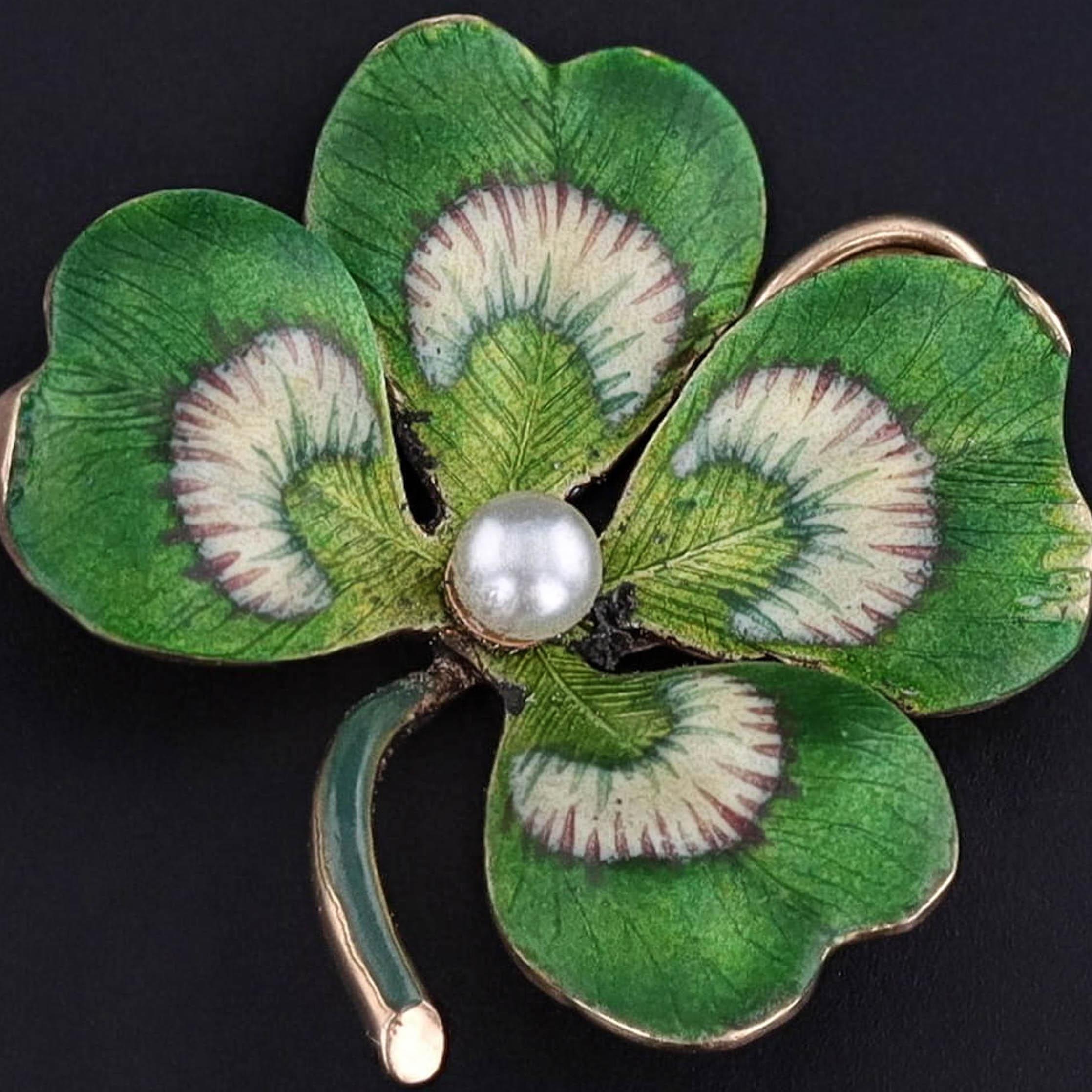 Ciondolo a forma di trifoglio in smalto antico in oro 14k In condizioni buone in vendita a Lewisburg, PA