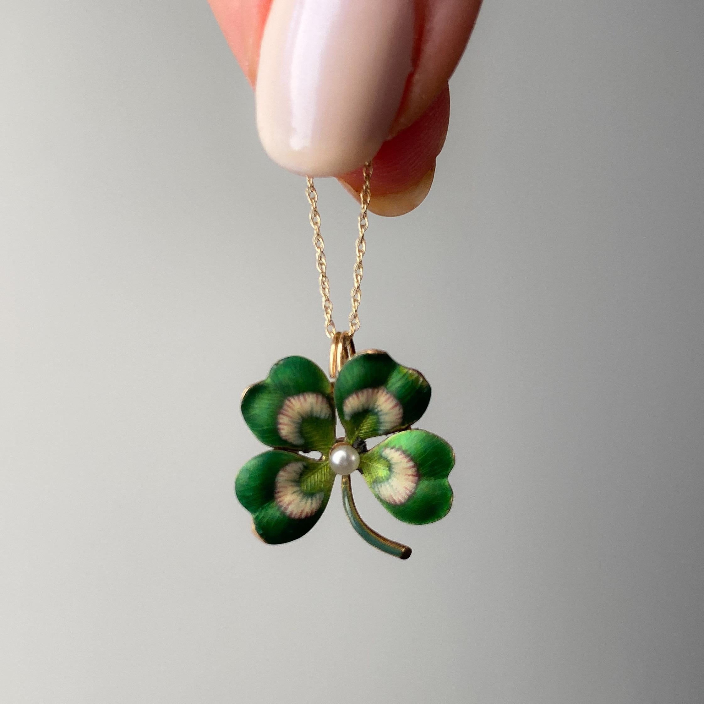 Donna Ciondolo a forma di trifoglio in smalto antico in oro 14k in vendita