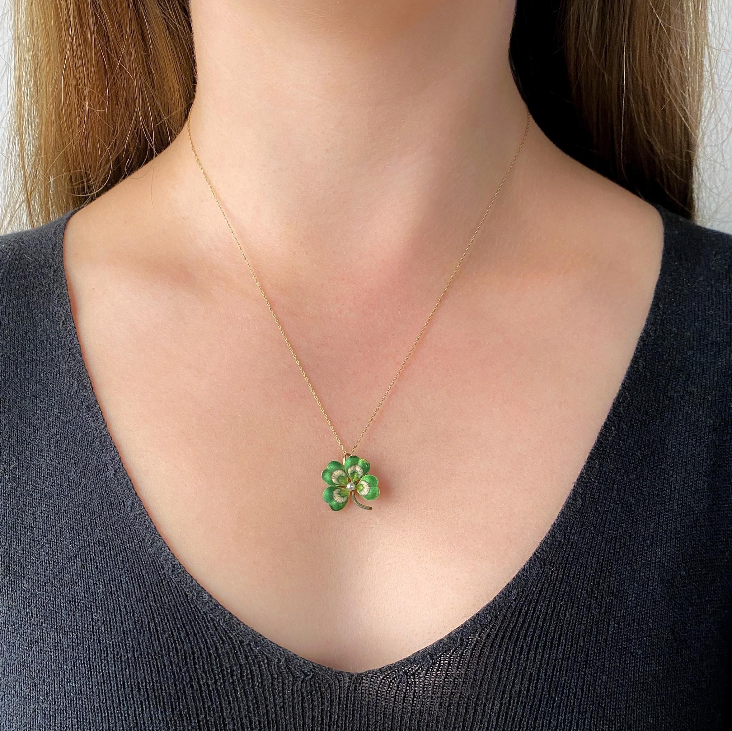 Ciondolo a forma di trifoglio in smalto antico in oro 14k in vendita 1