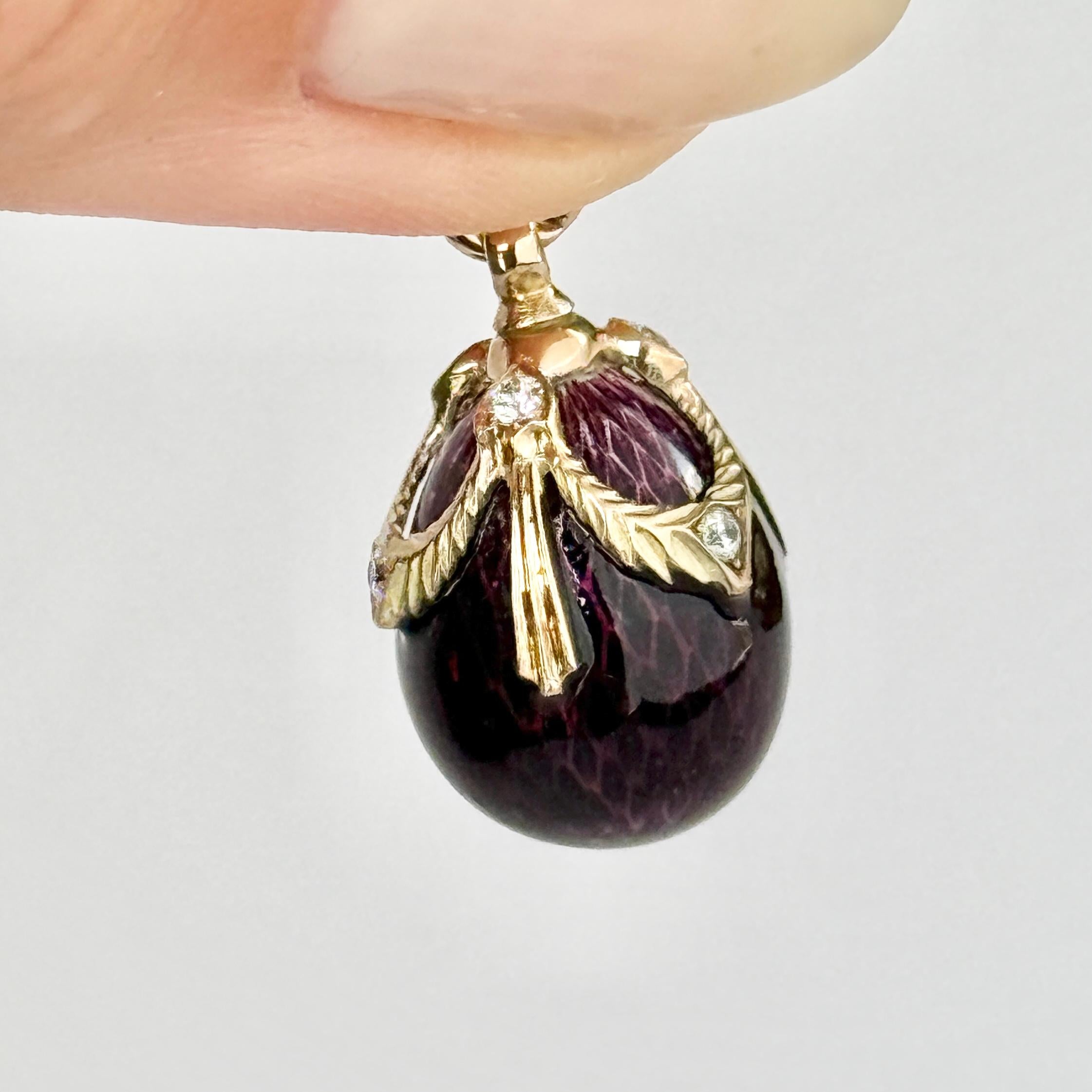 Colgante de huevo antiguo de esmalte, diamantes y oro de 14 quilates Art Decó en venta