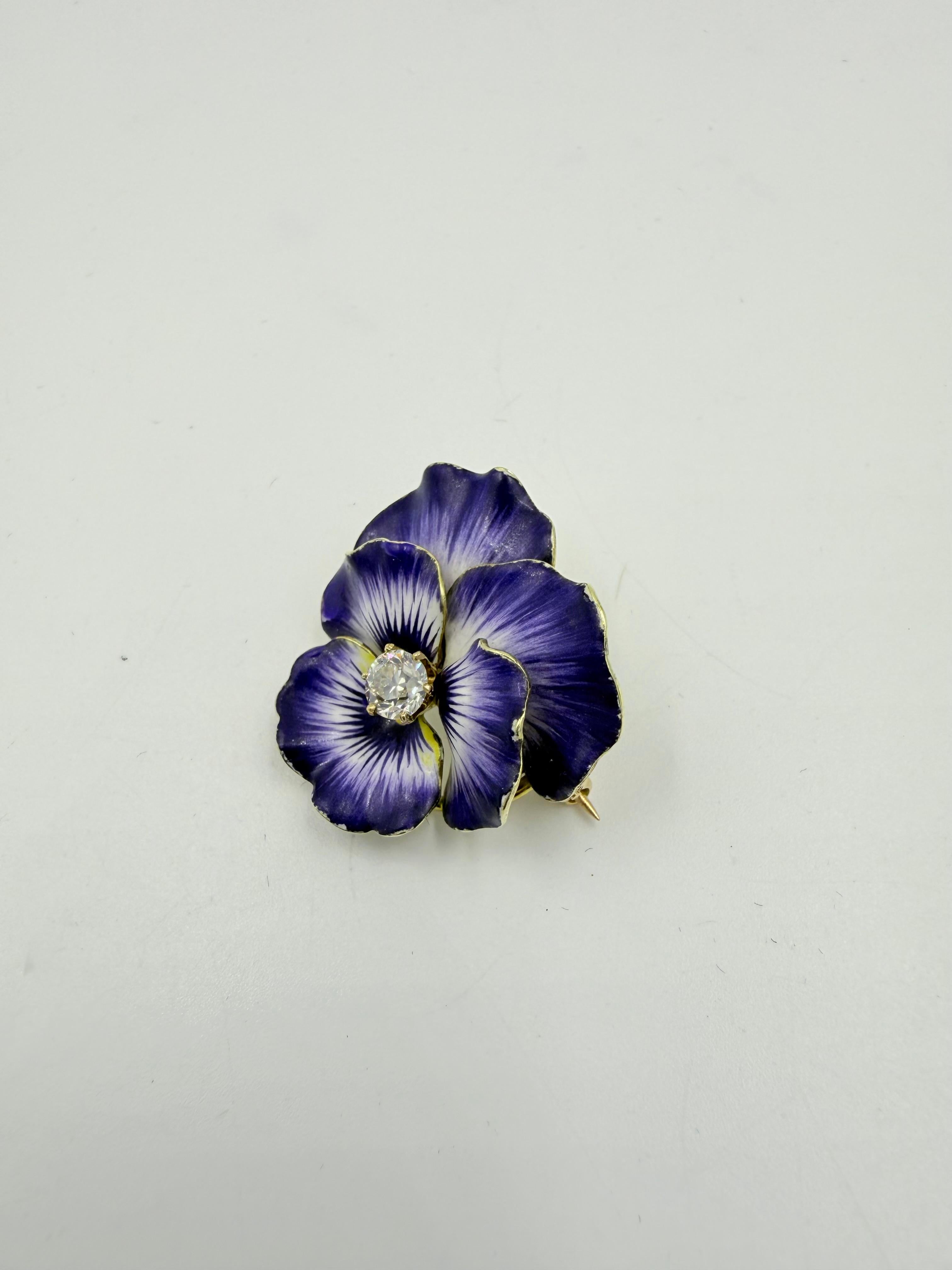 Broche ancienne en émail et diamant Pansy Circa 1900.

La broche Pansy en émail ancien avec diamants a été fabriquée vers 1900.  Cette broche illustre la beauté de cette fleur.  La couleur de l'émail violet avec des reflets blancs et un soupçon de