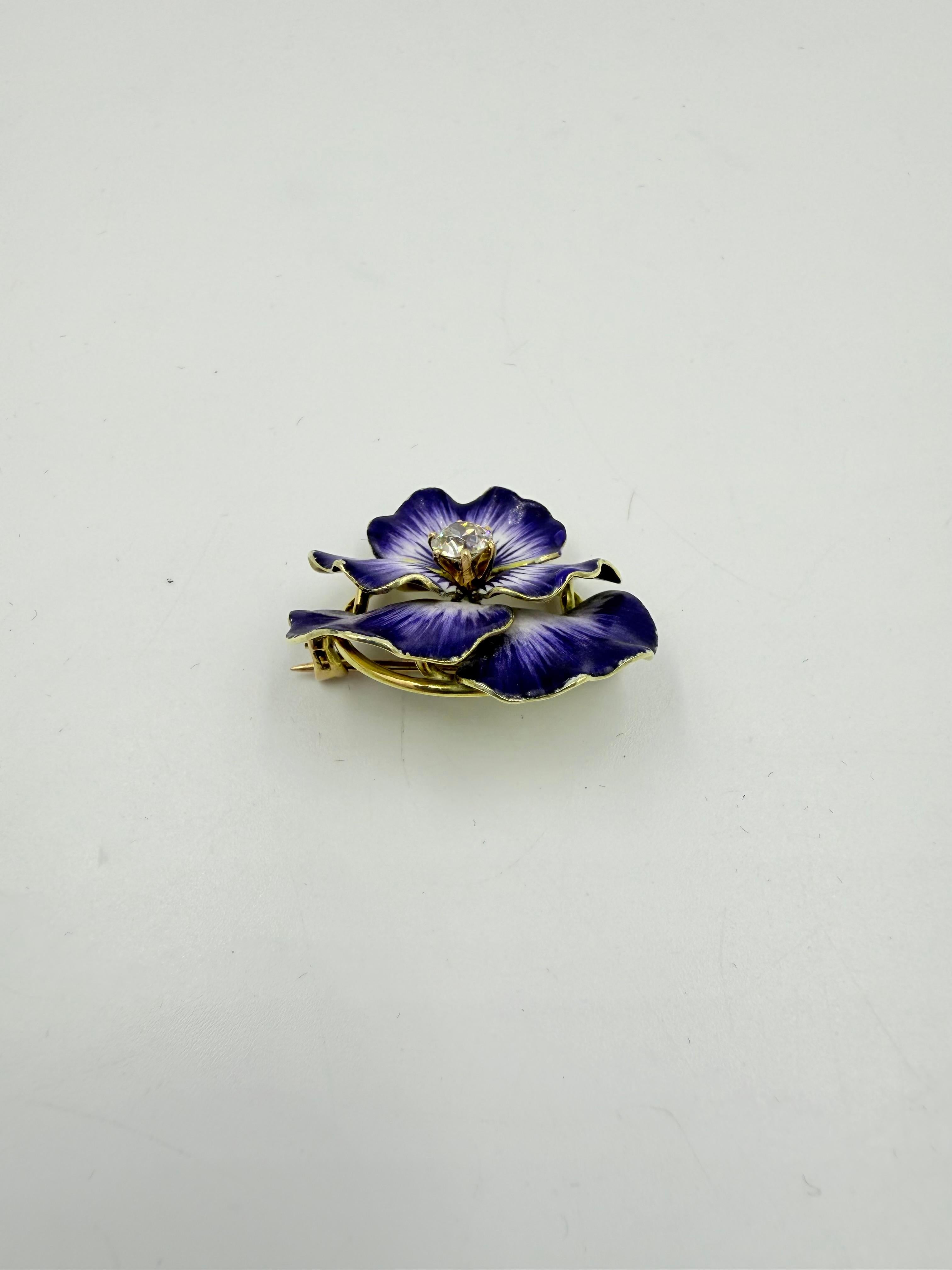 Taille vieille Europe Broche ancienne en émail avec diamant Pansy Circa 1900 en vente