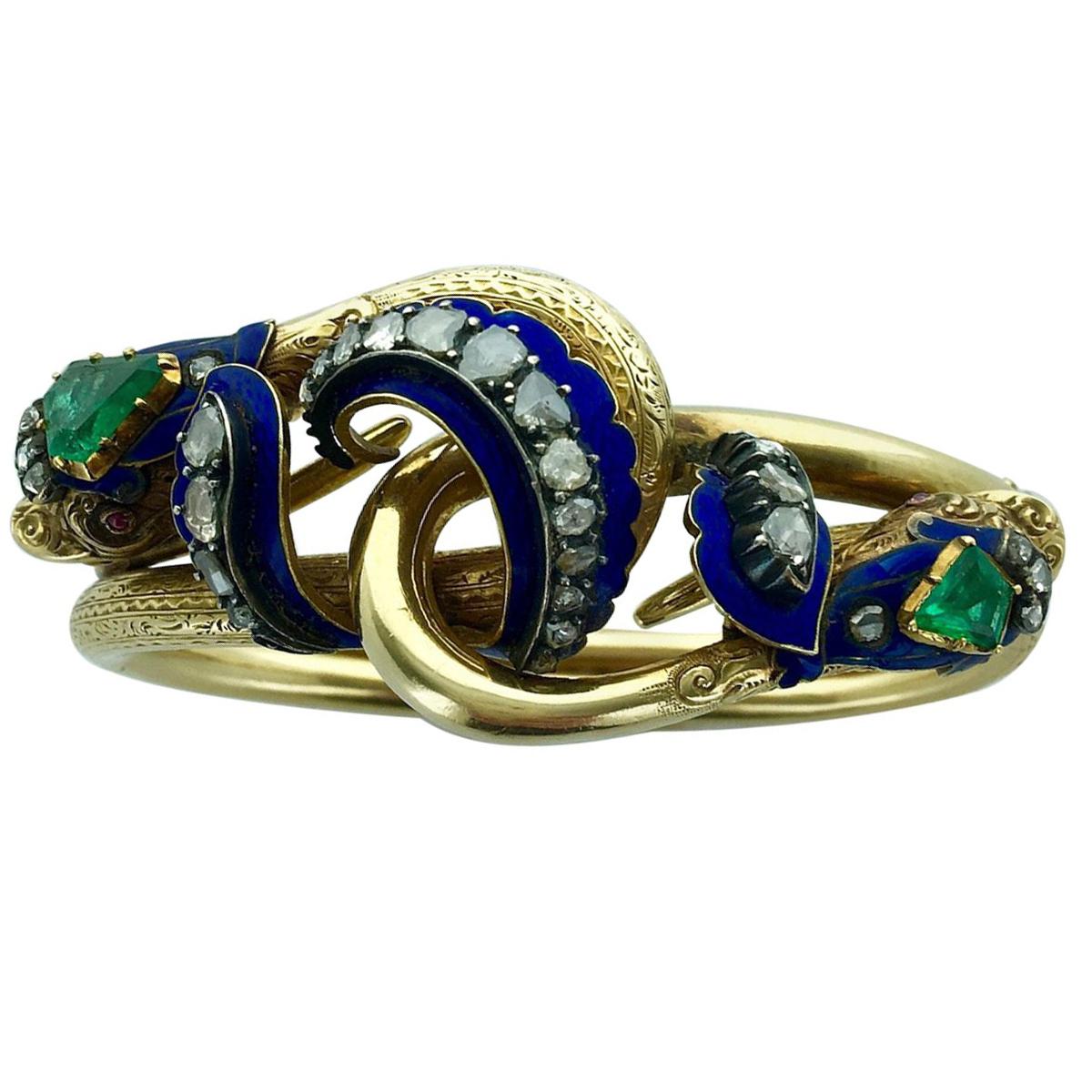 Victorian collectable Masterpiece! Do not miss it. Two Snakes entwined in yellow gold engraved, blue enameled and topped by Rose-cut Diamond.Each Snake's head is enhanced by an Emerald.
XIXth Century.

Gross weight: 38.34 grams.
