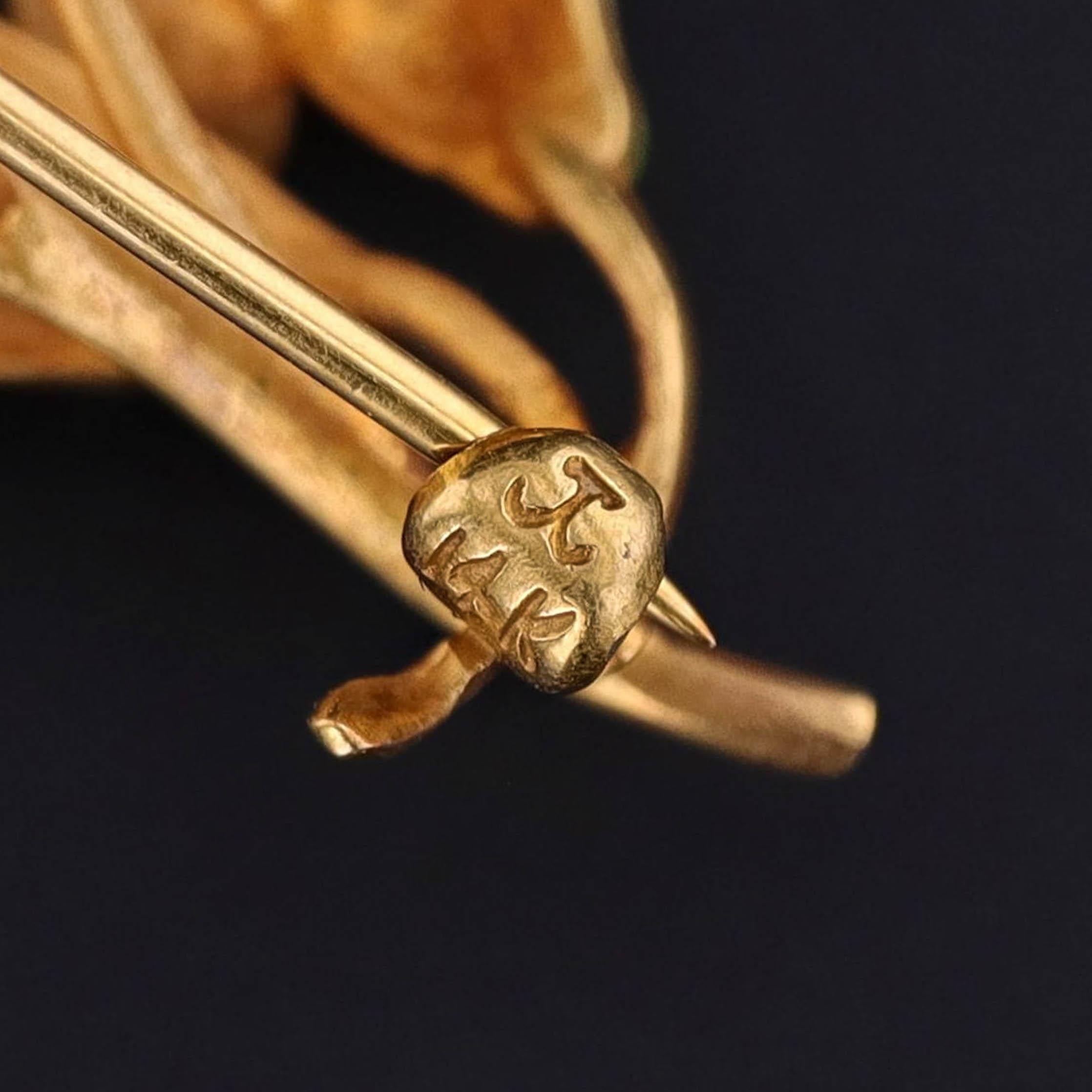 Broche fleur ancienne en or 14 carats et émail Bon état - En vente à Lewisburg, PA