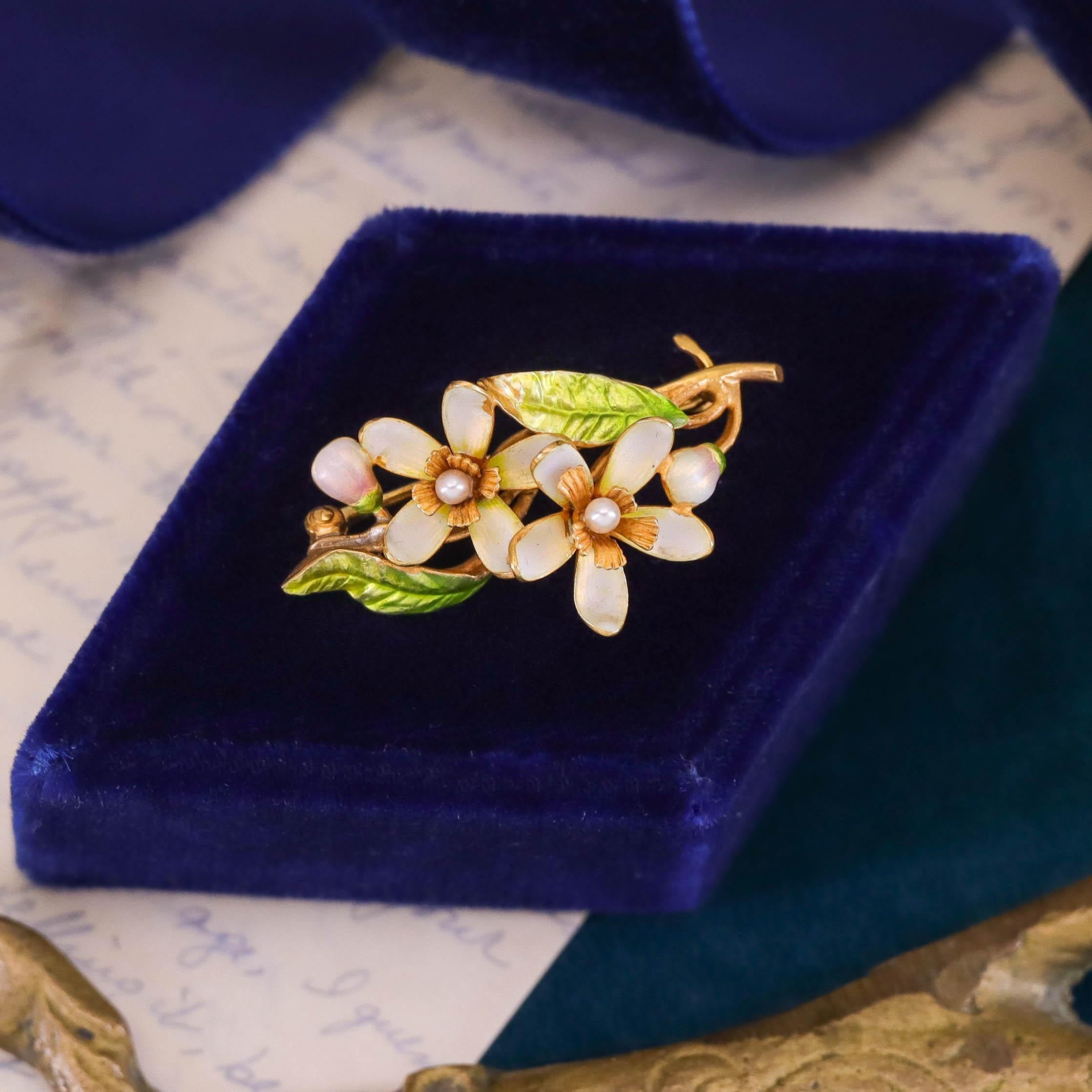 Broche fleur ancienne en or 14 carats et émail Pour femmes en vente