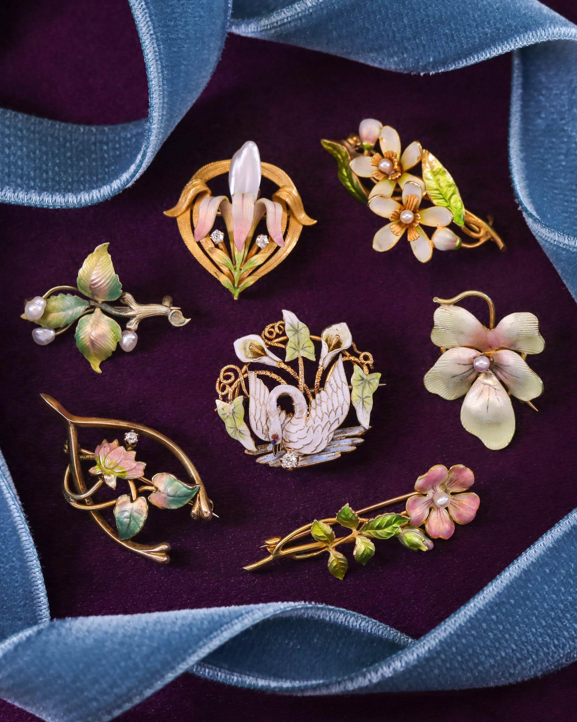 Broche fleur ancienne en or 14 carats et émail en vente 2