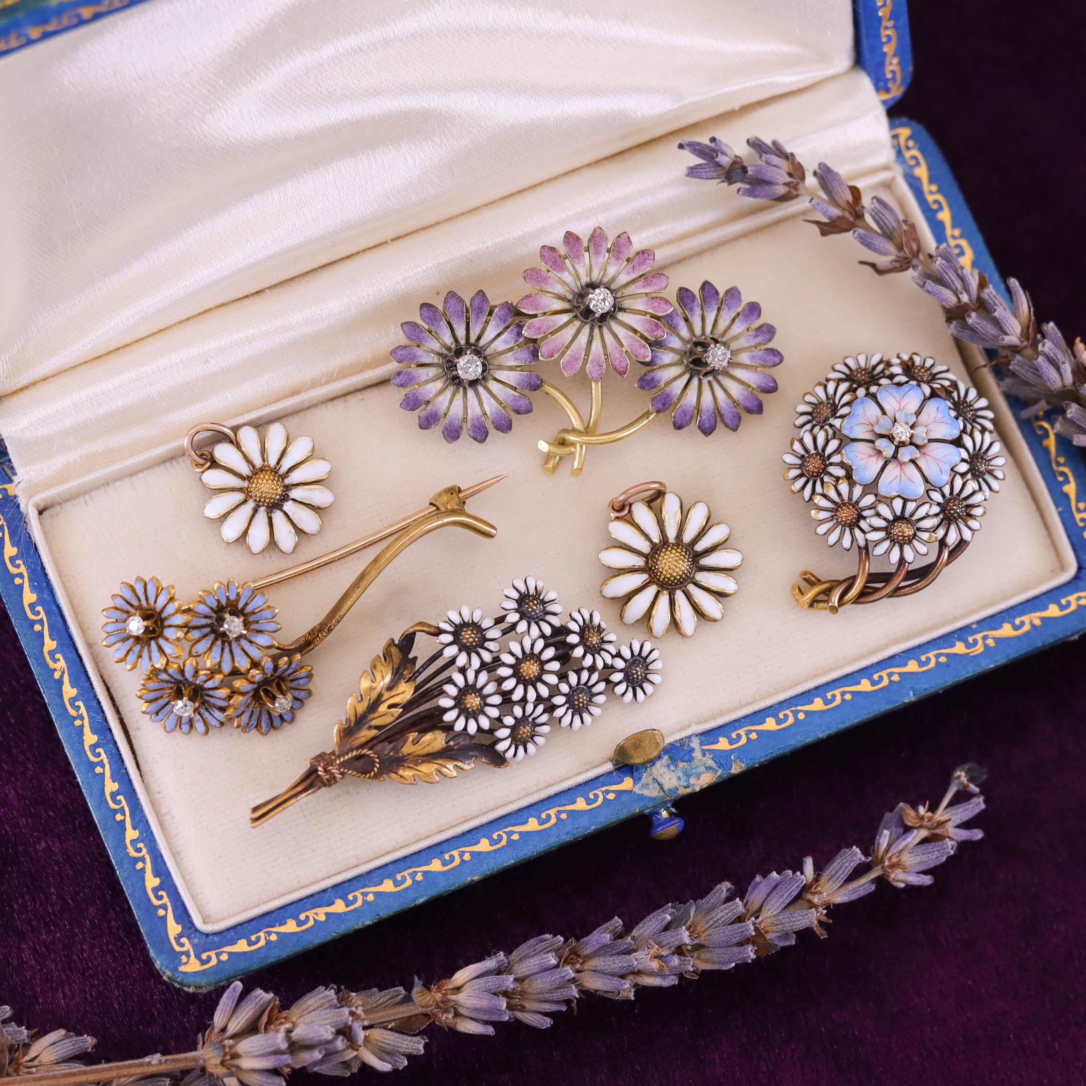 Broche fleur ancienne en or 14 carats et émail en vente 2