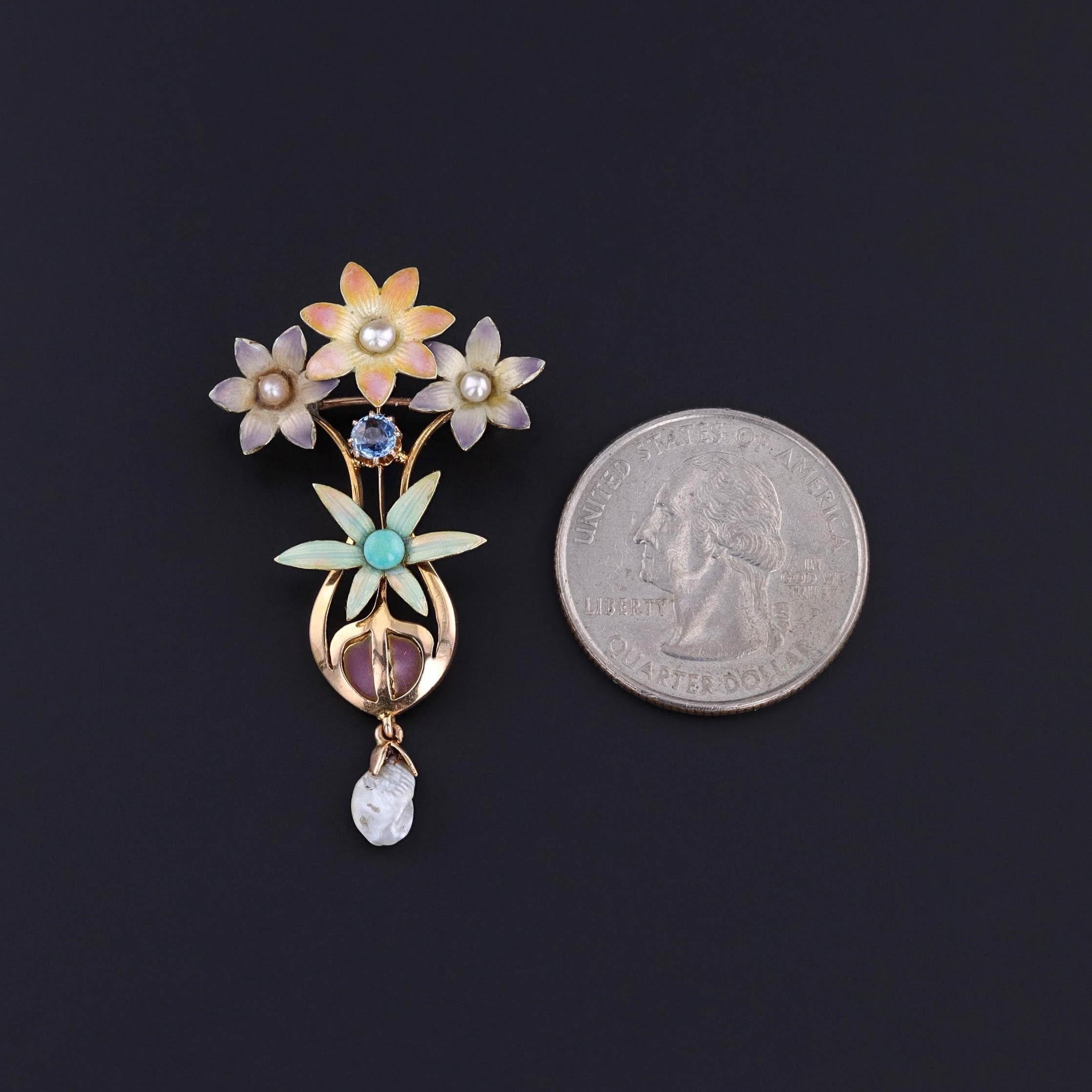 Broche ancienne avec pendentif fleur en émail : Ce bijou en or 15ct (vers 1900) présente un vase de fleurs en émail, orné de perles, d'un saphir et d'une turquoise.

La pièce est une broche, mais une chaîne peut être bouclée sous les fils à