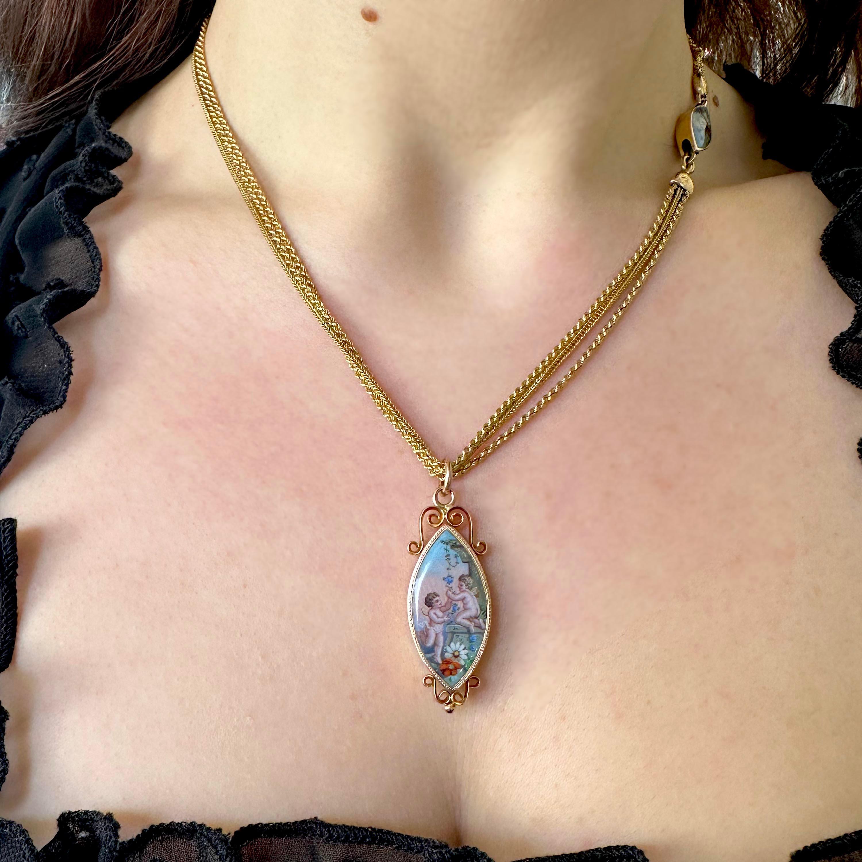 Collier ancien en émail et or, avec un pendentif en forme de navette, peint avec des chérubins, au milieu d'une scène classique, d'un piédestal, d'une urne, de fleurs et de feuillage, sur émail guilloché, dans un cadre frotté, avec des volutes