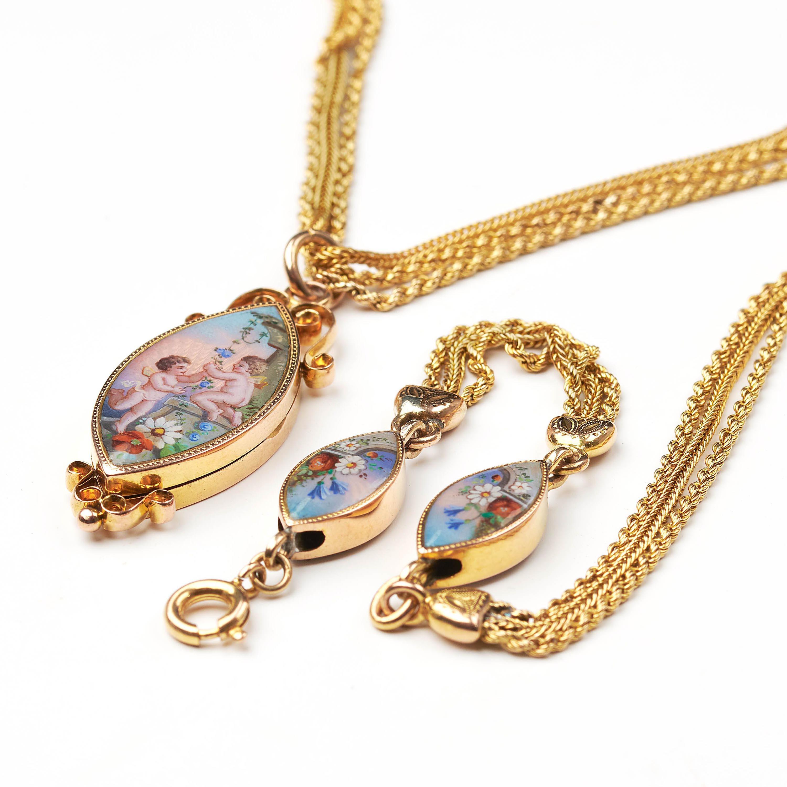 Collier station ancien en navette et chaîne en or et émail, circa 1900 Pour femmes en vente