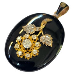 Colgante de Oro con Diamantes Antiguos Tallados en Mina de Esmalte