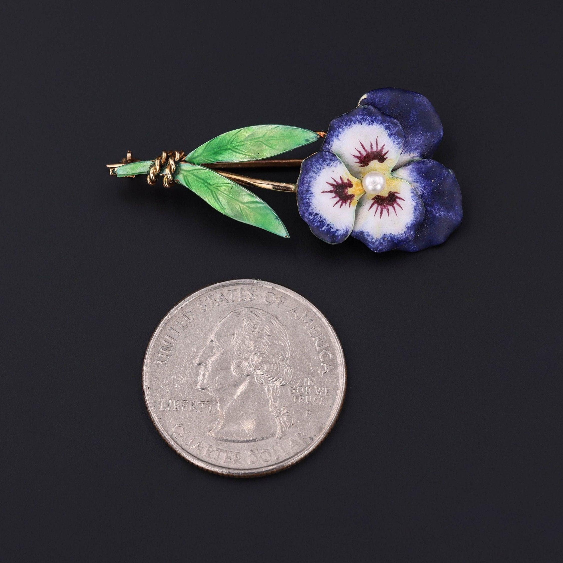 Durante la época victoriana y principios del siglo XX, los pensamientos se presentaban a menudo como símbolo de amor.

Este antiguo broche de oro de 14 quilates (circa 1910) presenta un pensamiento adornado con esmalte de colores y un único acento