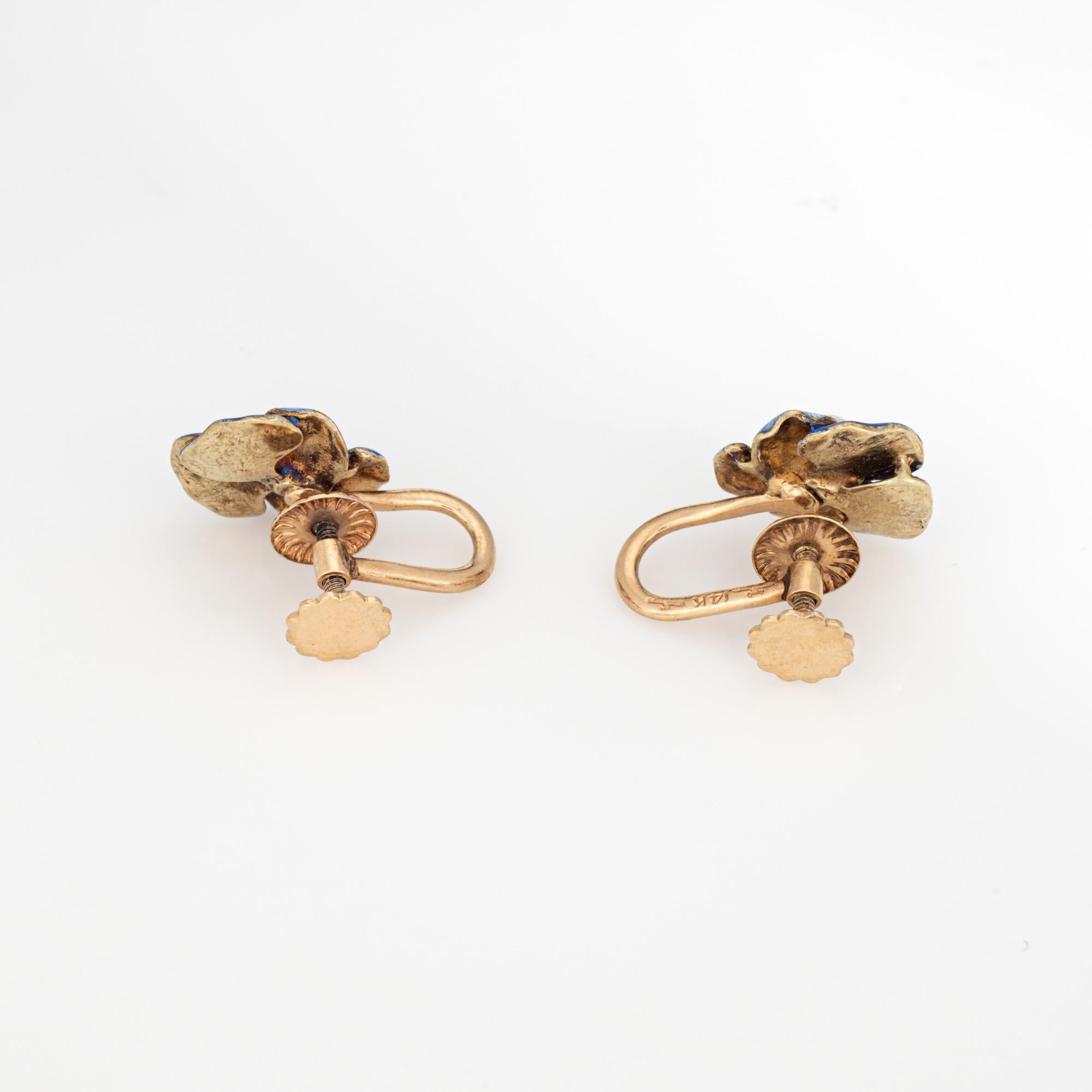 Pendientes de pensamiento de esmalte Art Nouveau antiguo (circa 1900-1910), finamente detallados, elaborados en oro amarillo de 14 quilates. 

Dos perlas cultivadas de 3,5 mm adornan el centro de las flores esmaltadas. Las perlas son lustrosas y