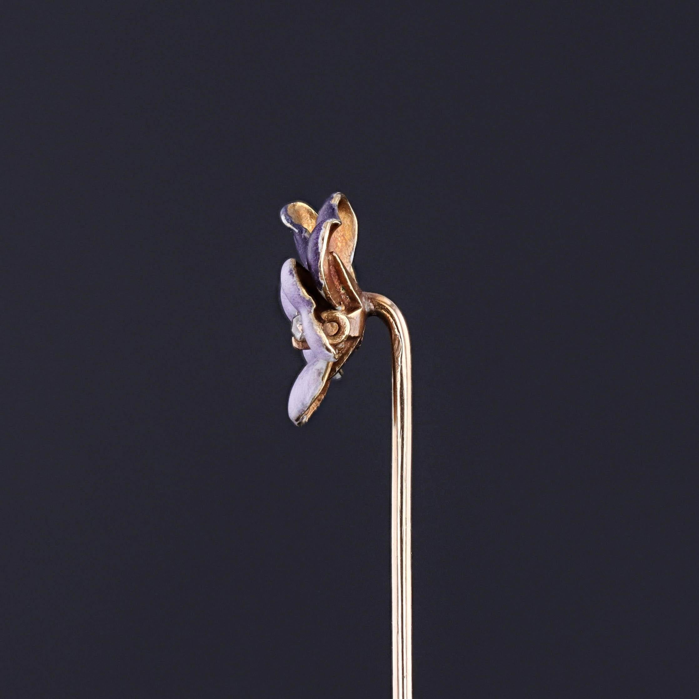 A Finely Enamelled Art Nouveau Pansy Stickpin in 14k Gold with Diamond Accent (Circa 1910)

This exquisite Art Nouveau stickpin showcases a masterfully rendered pansy blossom in rich violet enamel, delicately hand-applied over 14k gold. At the
