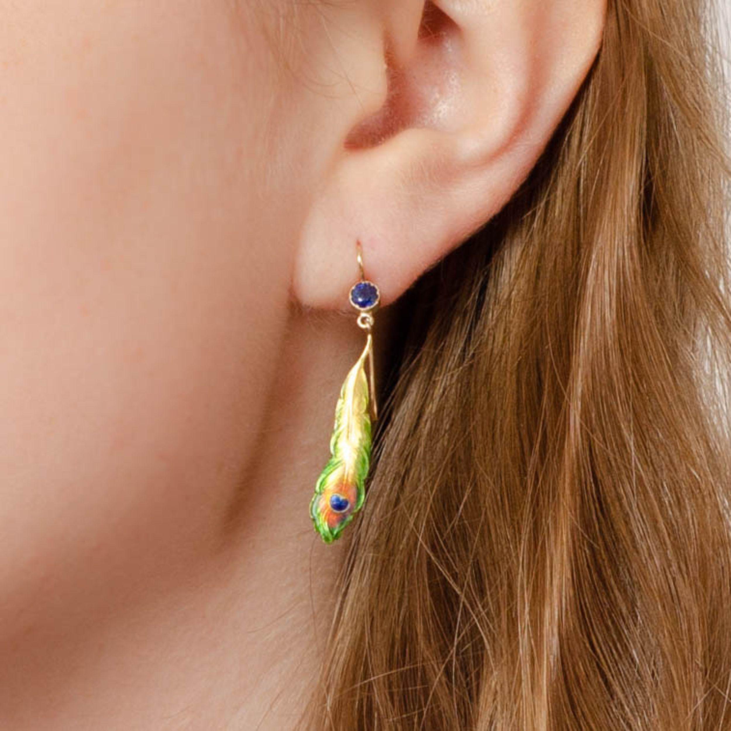 De las mujeres Pendientes antiguos de oro de 14 quilates con pluma de pavo real esmaltada y zafiro de conversión en venta