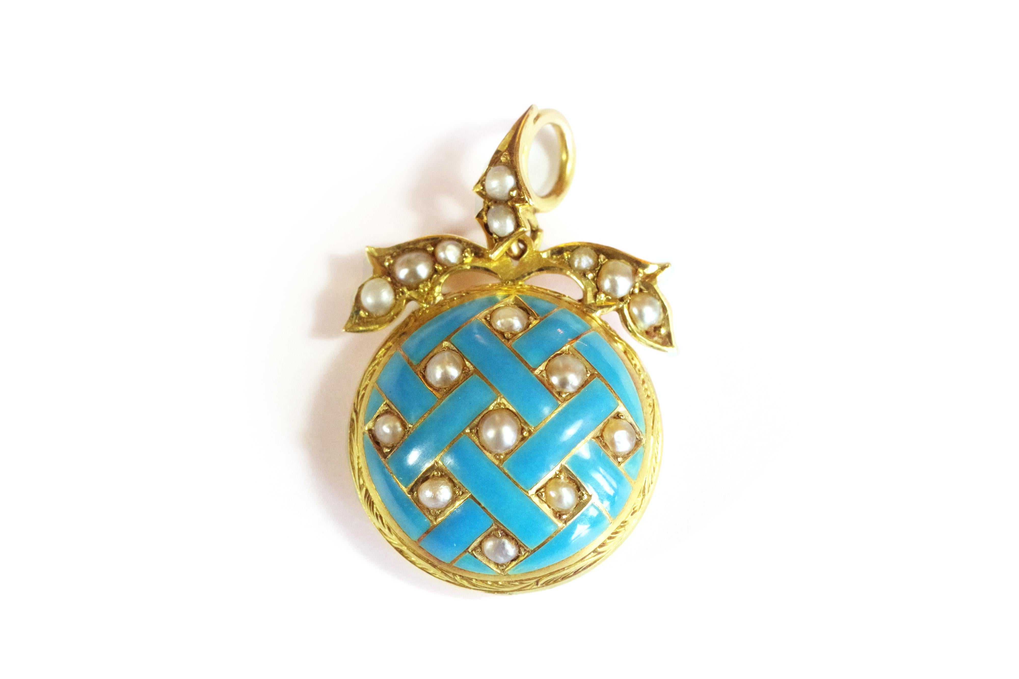 Antique enamel pearl pendant in 14 karat (585 thousandths) yellow gold. Antique pendant decorated with a trellis motif interspersed with 9 half-pearls. The whole is surmounted by a decoration of leaves adorned with 8 half-pearls. The back of the
