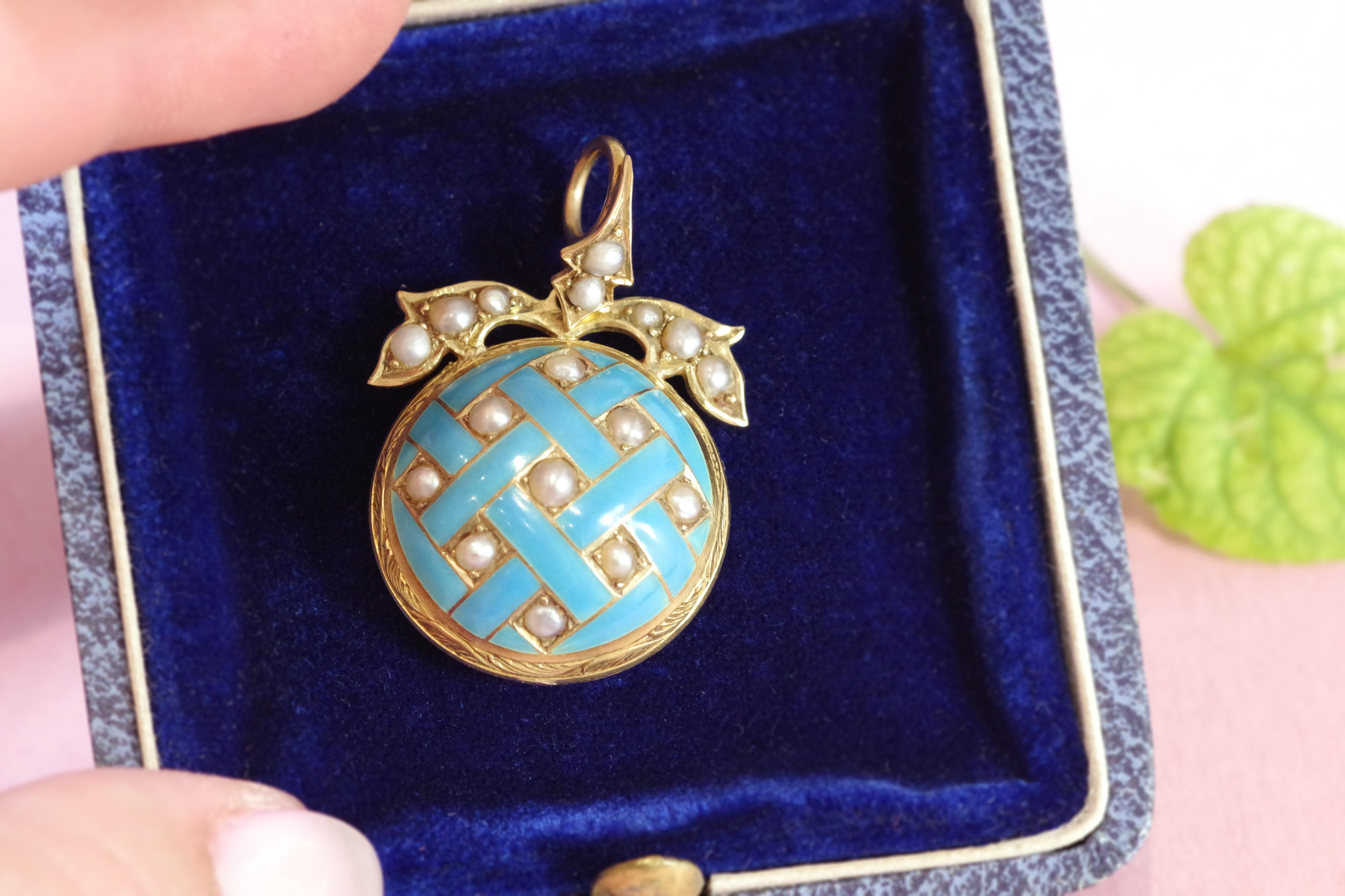 Antique enamel pearl pendant in 14 k gold For Sale 1