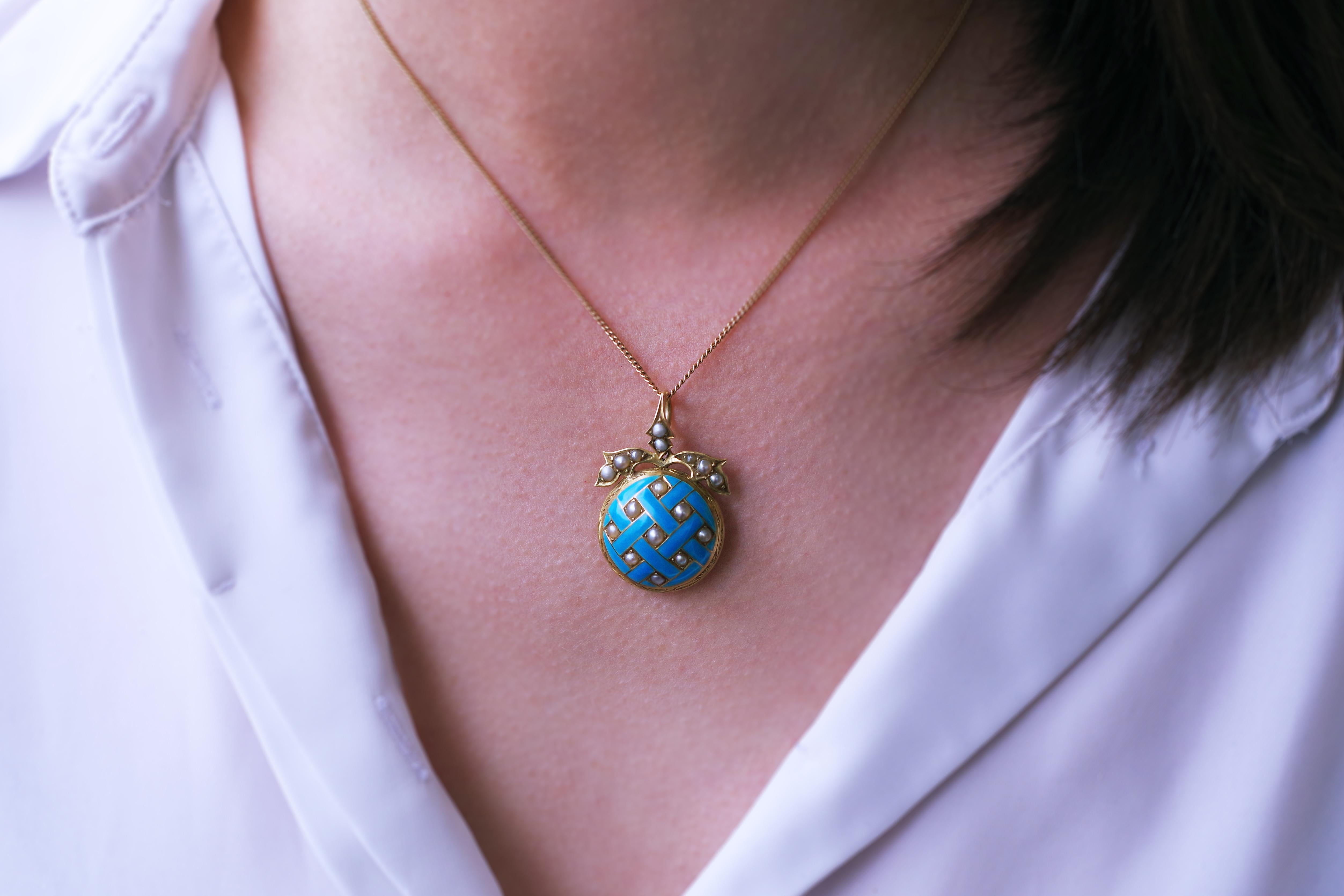 Antique enamel pearl pendant in 14 k gold For Sale 2