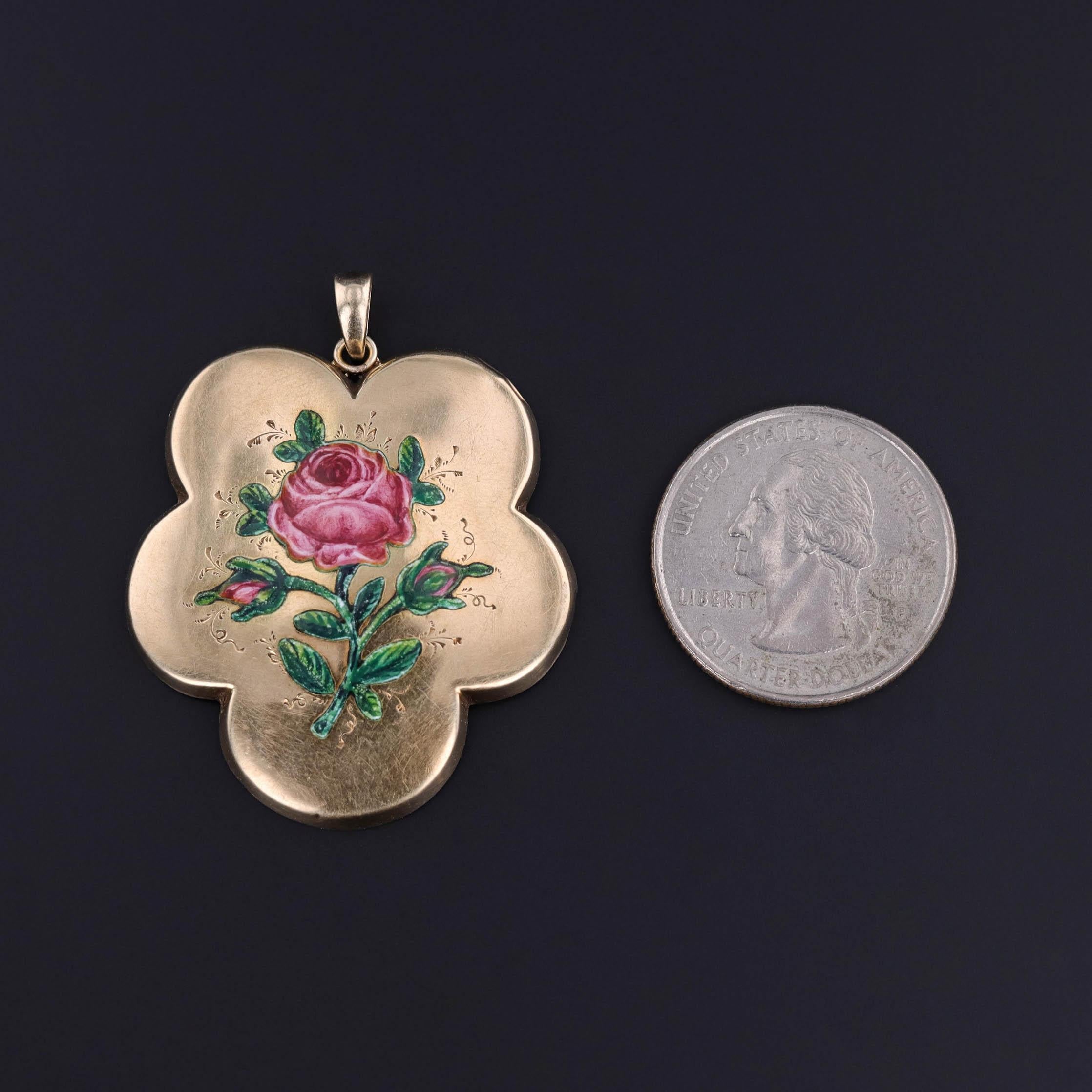Romantisch und symbolträchtig ist dieser antike Anhänger (um 1870), der meisterhaft in Form einer Blüte gearbeitet ist. Der hohle Anhänger aus 14-karätigem Gold ist in der Mitte mit einer fein gearbeiteten, emaillierten Rose geschmückt, die ewige