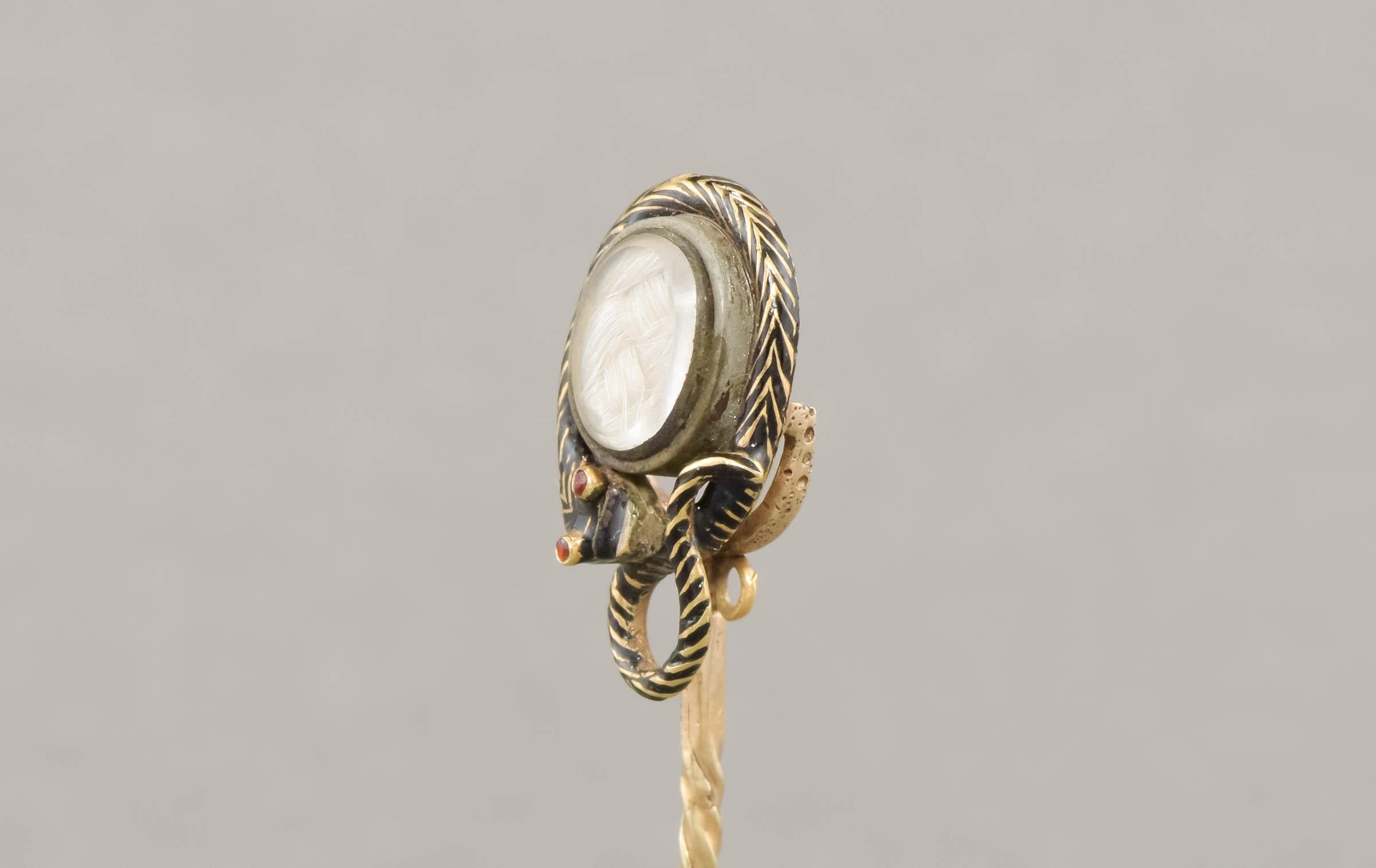Antike Emaille-Schlangen-Mourning Stick-Anstecknadel mit Haarschloss, beschriftet 1852 für Damen oder Herren im Angebot