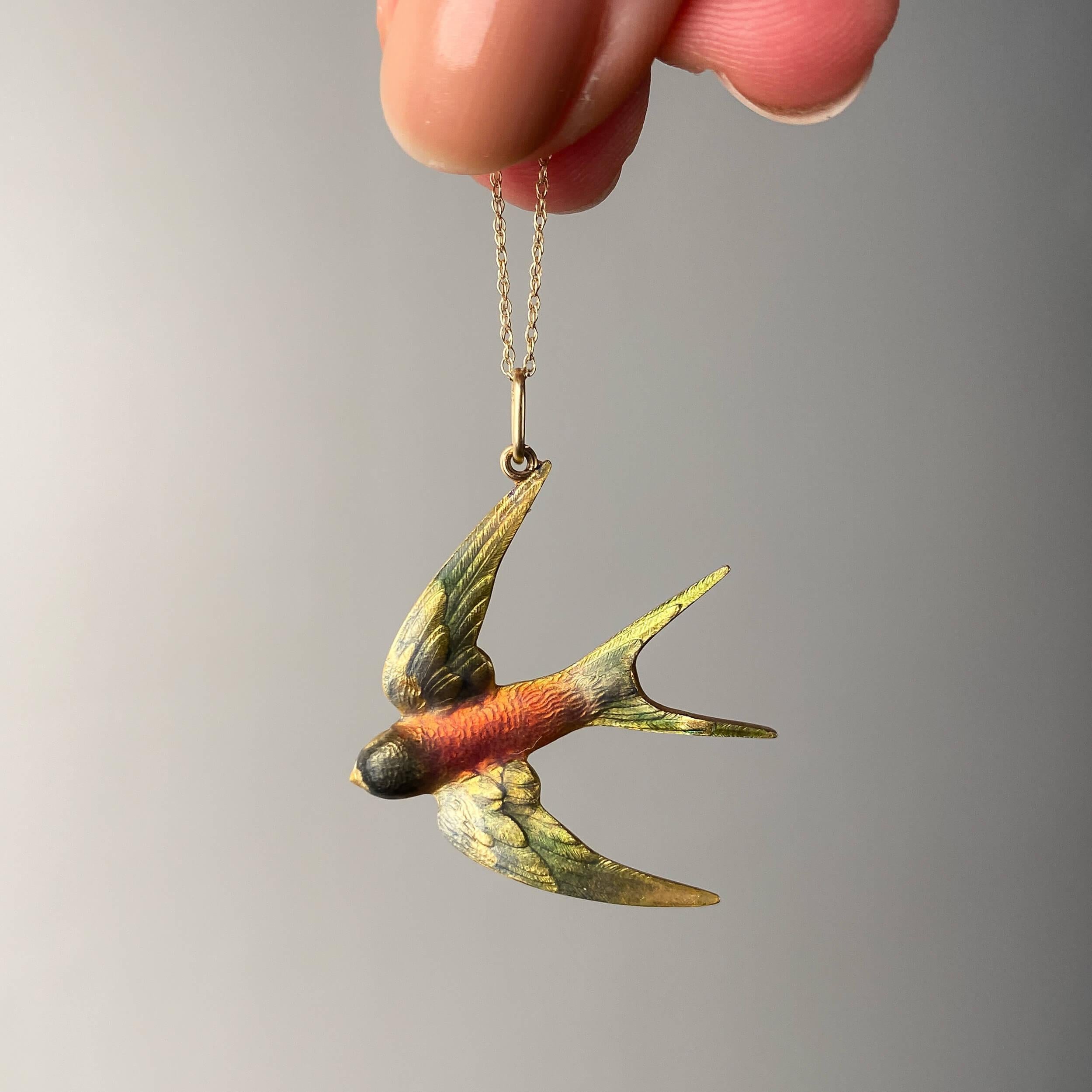 Pendentif en or 14k avec oiseau hirondelle en émail ancien Pour femmes en vente