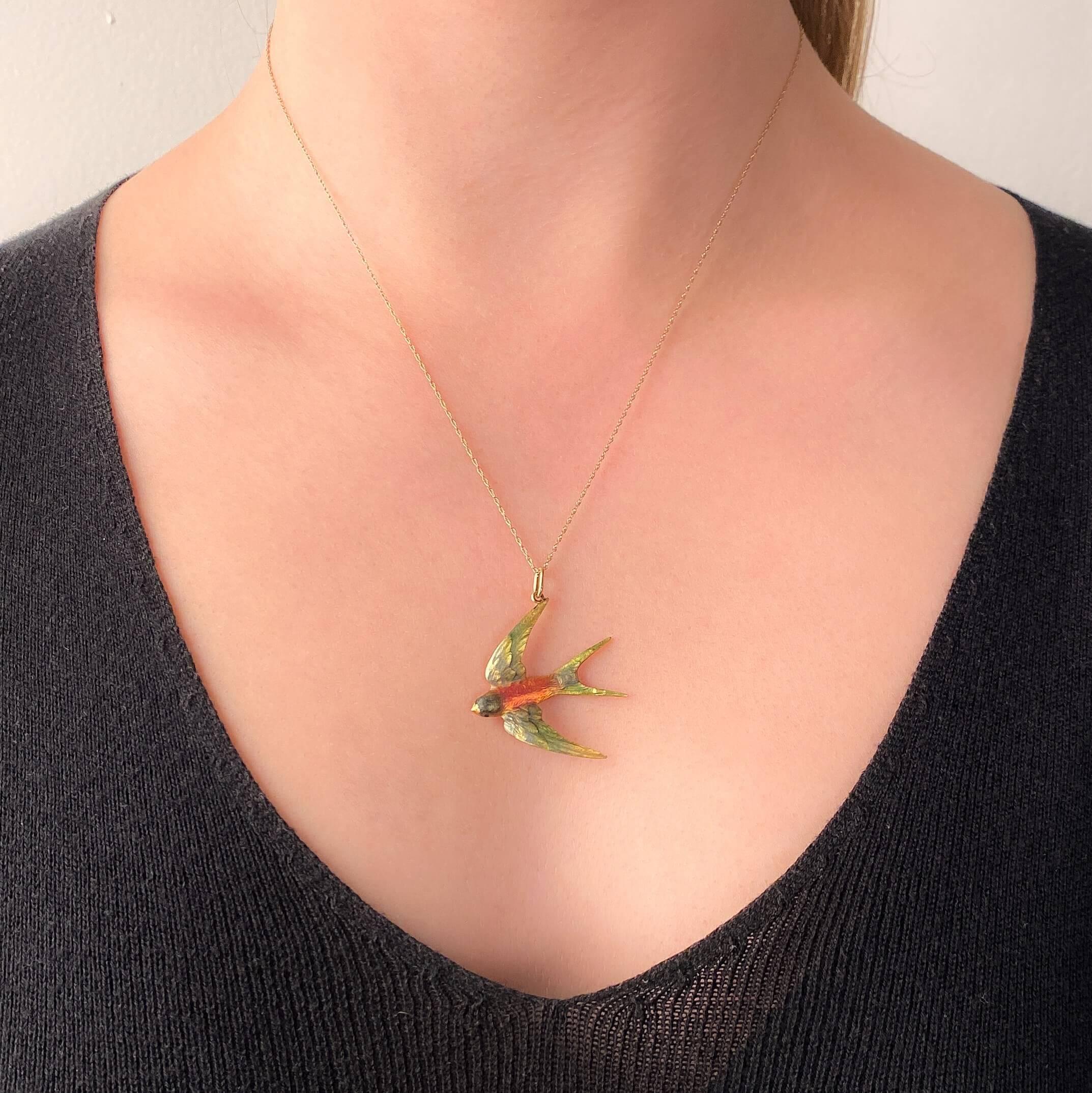 Pendentif en or 14k avec oiseau hirondelle en émail ancien en vente 1