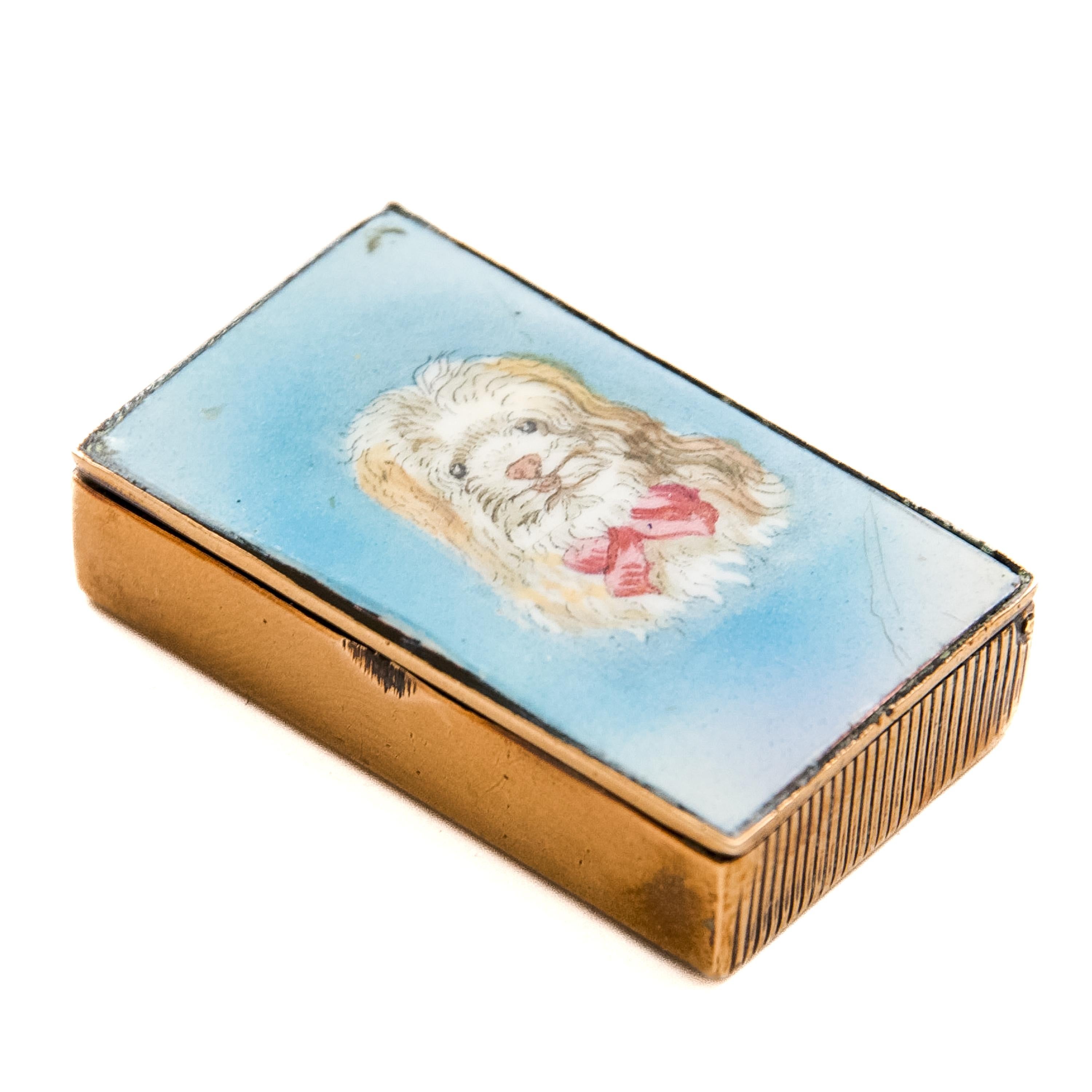 Antikes Emaille-Vesta-Gehäuse, das einen Hund mit roter Schleife darstellt, um 1900 im Zustand „Gut“ im Angebot in Rotterdam, NL