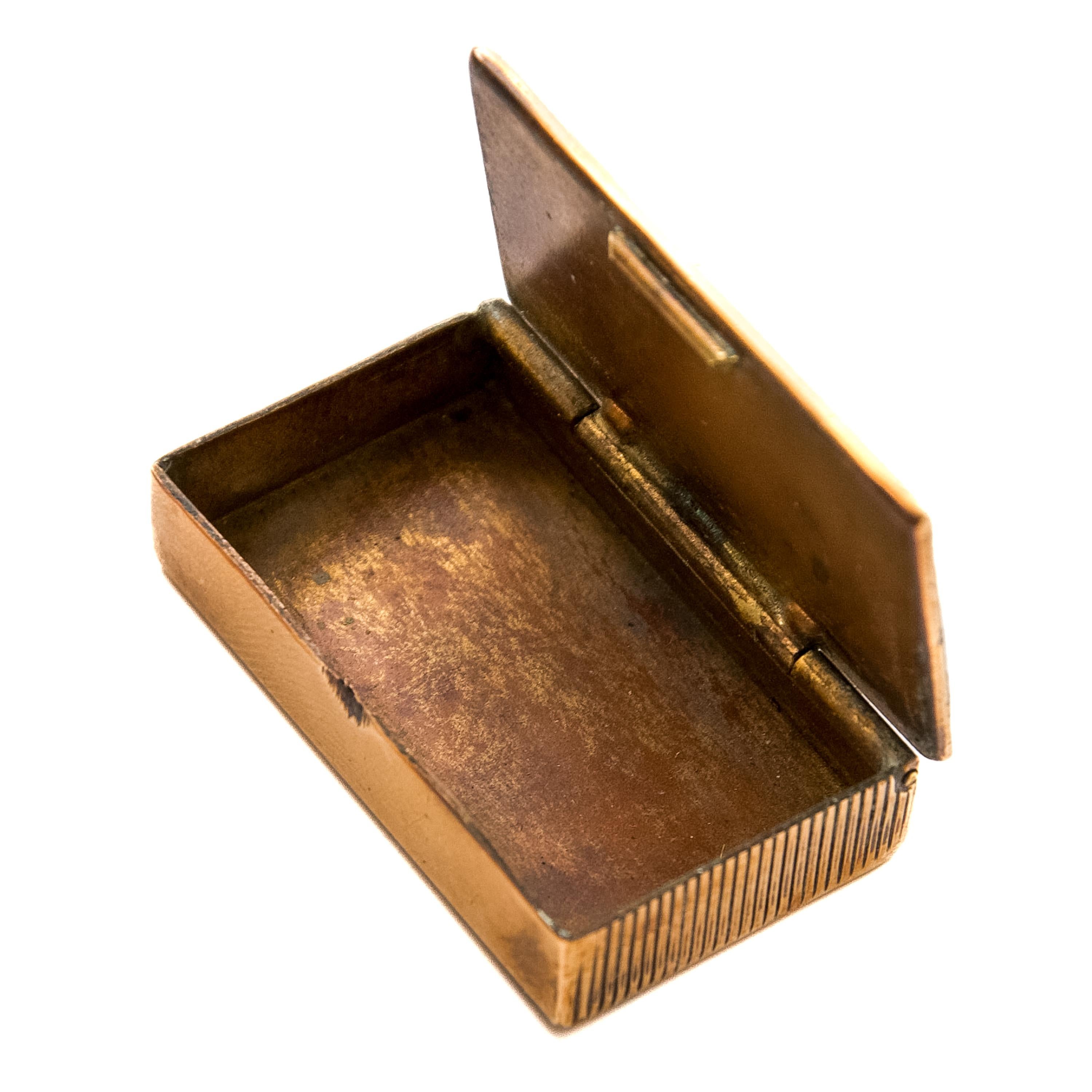 Antikes Emaille-Vesta-Gehäuse, das einen Hund mit roter Schleife darstellt, um 1900 im Angebot 1