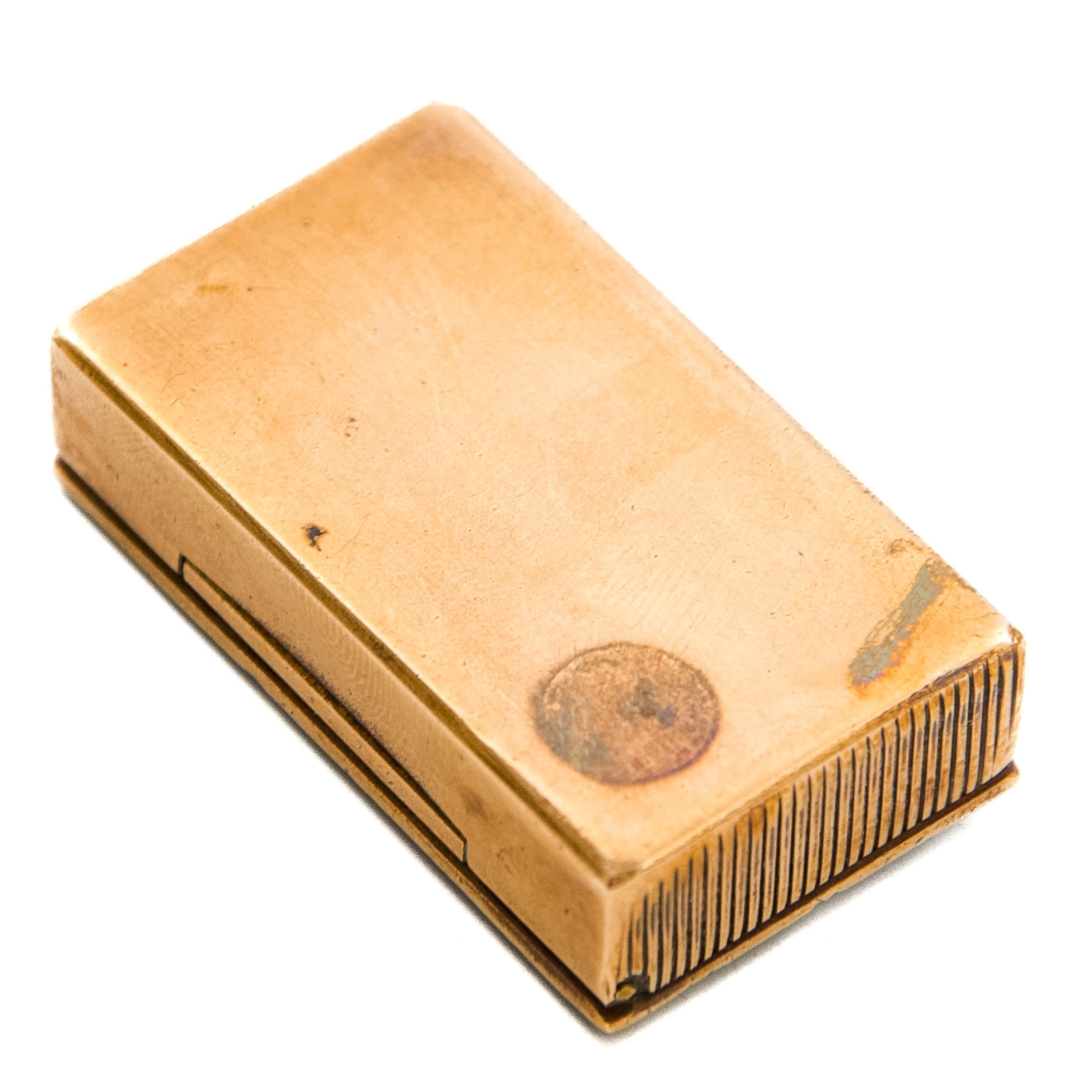 Antikes Emaille-Vesta-Gehäuse, das einen Hund mit roter Schleife darstellt, um 1900 im Angebot 2