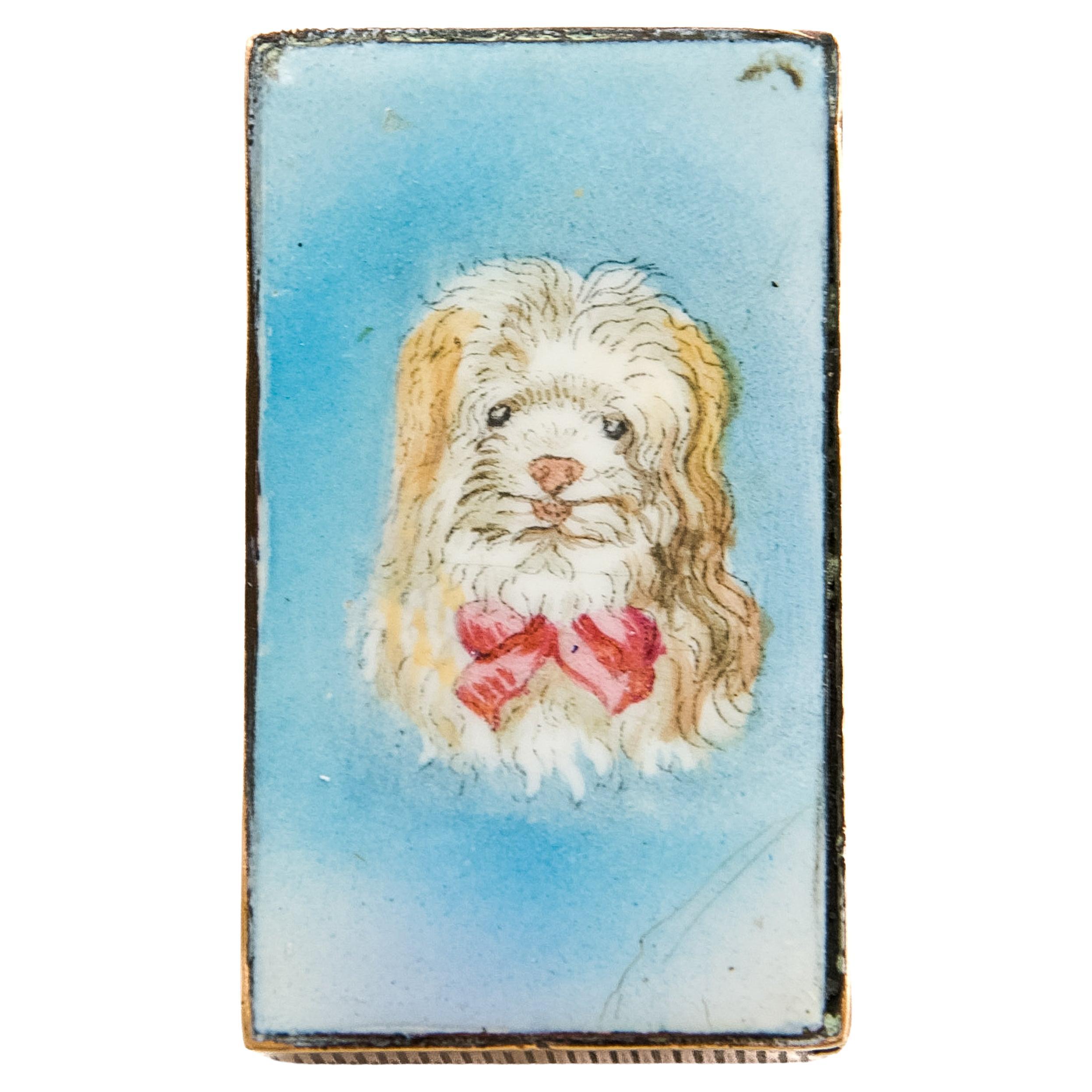 Antikes Emaille-Vesta-Gehäuse, das einen Hund mit roter Schleife darstellt, um 1900 im Angebot