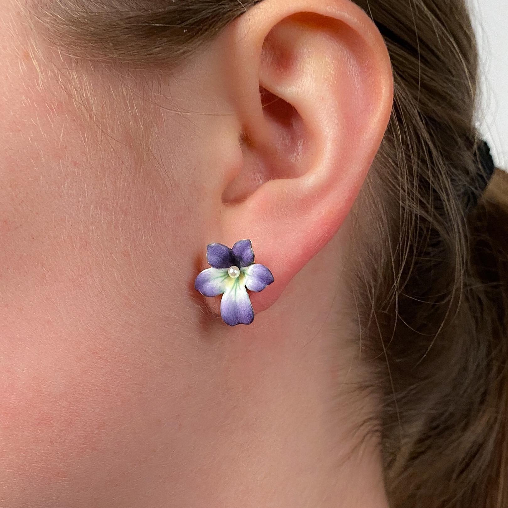 Antique Enamel Violet Earrings of 14k Gold In Good Condition For Sale In Lewisburg, PA