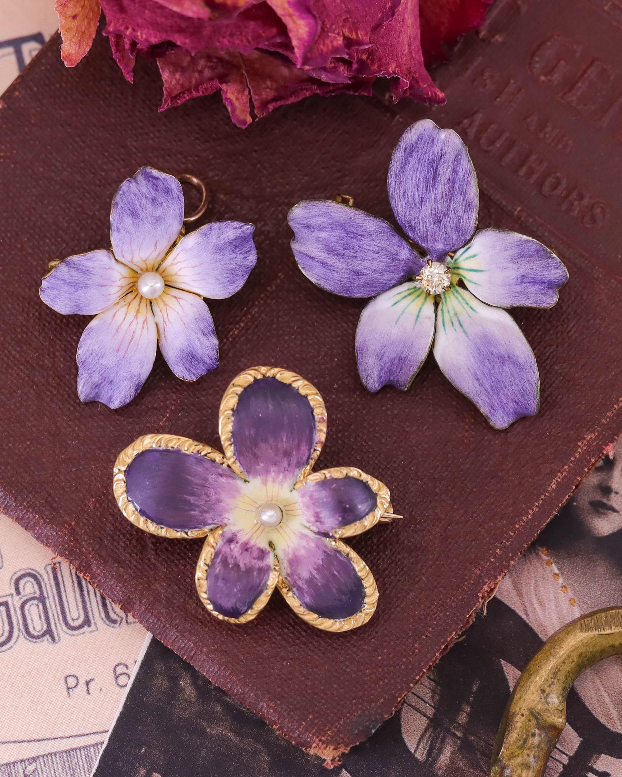 Antico ciondolo o spilla a forma di viola smaltata in oro 14k In condizioni buone in vendita a Lewisburg, PA