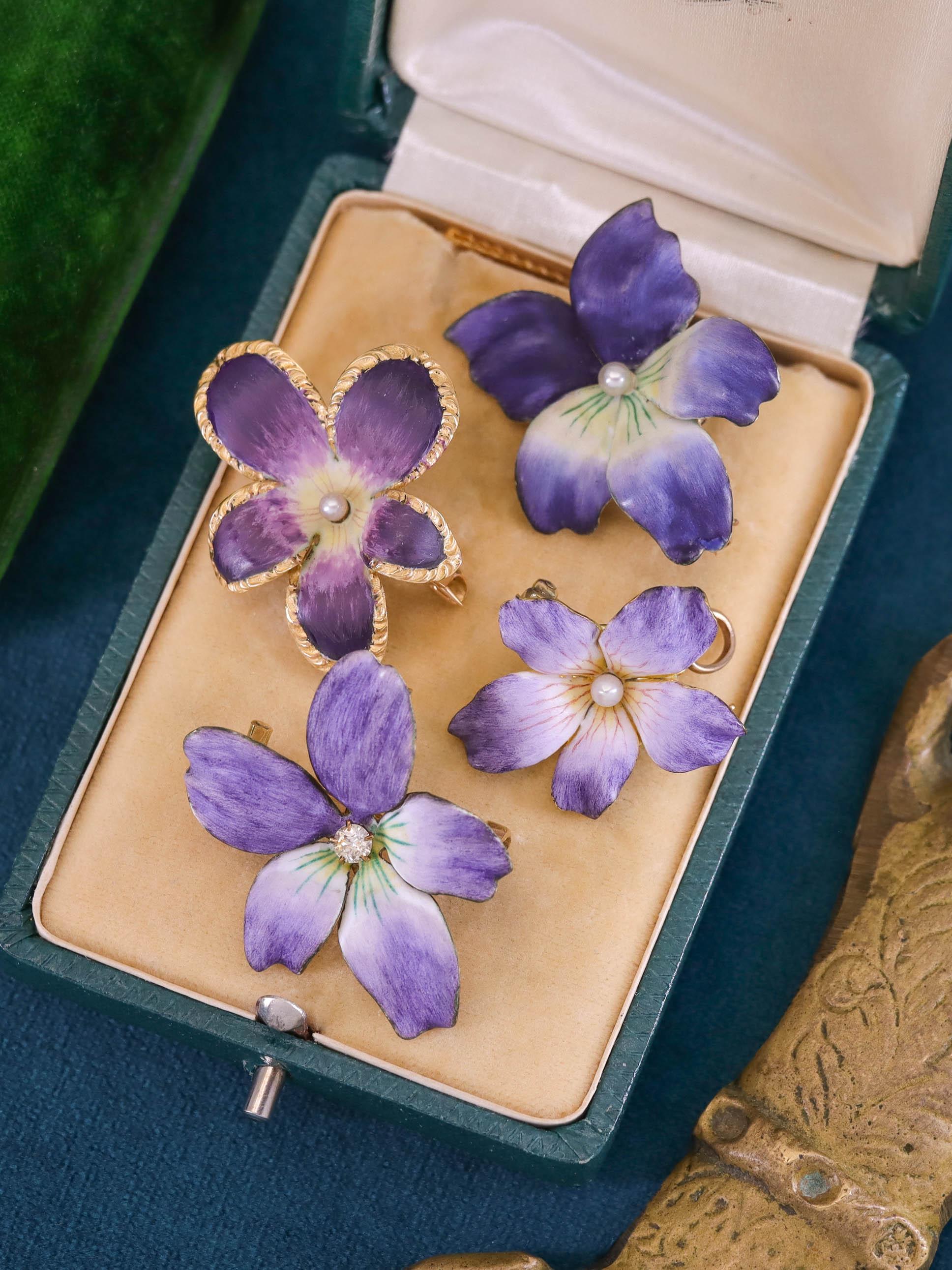 Donna Antico ciondolo o spilla a forma di viola smaltata in oro 14k in vendita